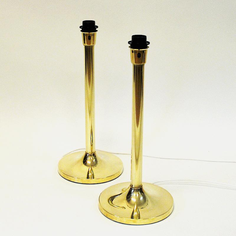 Tall and minimalistic classic design pair of brass Scandinavian table lamps from Möllers Armatur in Eskilstuna - made in the 1970s Sweden. Great as a pair or single lamp in the hallway, livingroom, kitchen etc or even as a small floor lamp. The