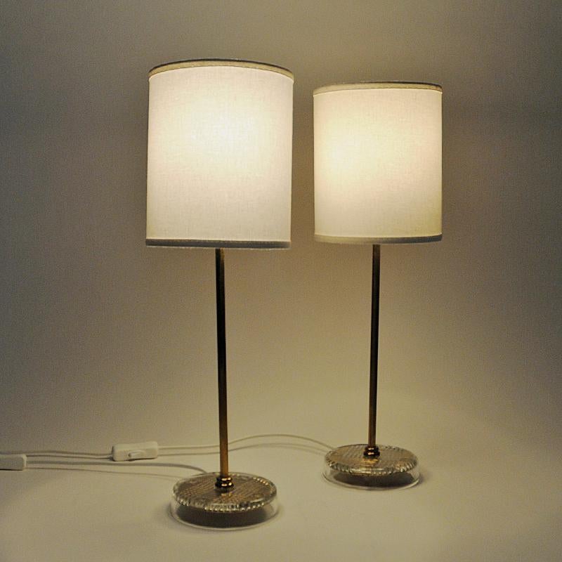 Milieu du XXe siècle Paire de lampes de table classiques suédoises en laiton de M. E. Eskilstuna, années 1960 en vente
