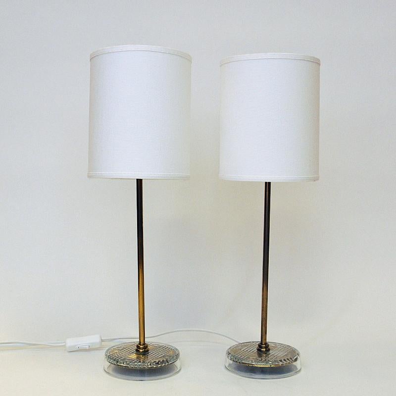 Paire de lampes de table classiques suédoises en laiton de M. E. Eskilstuna, années 1960 en vente 1