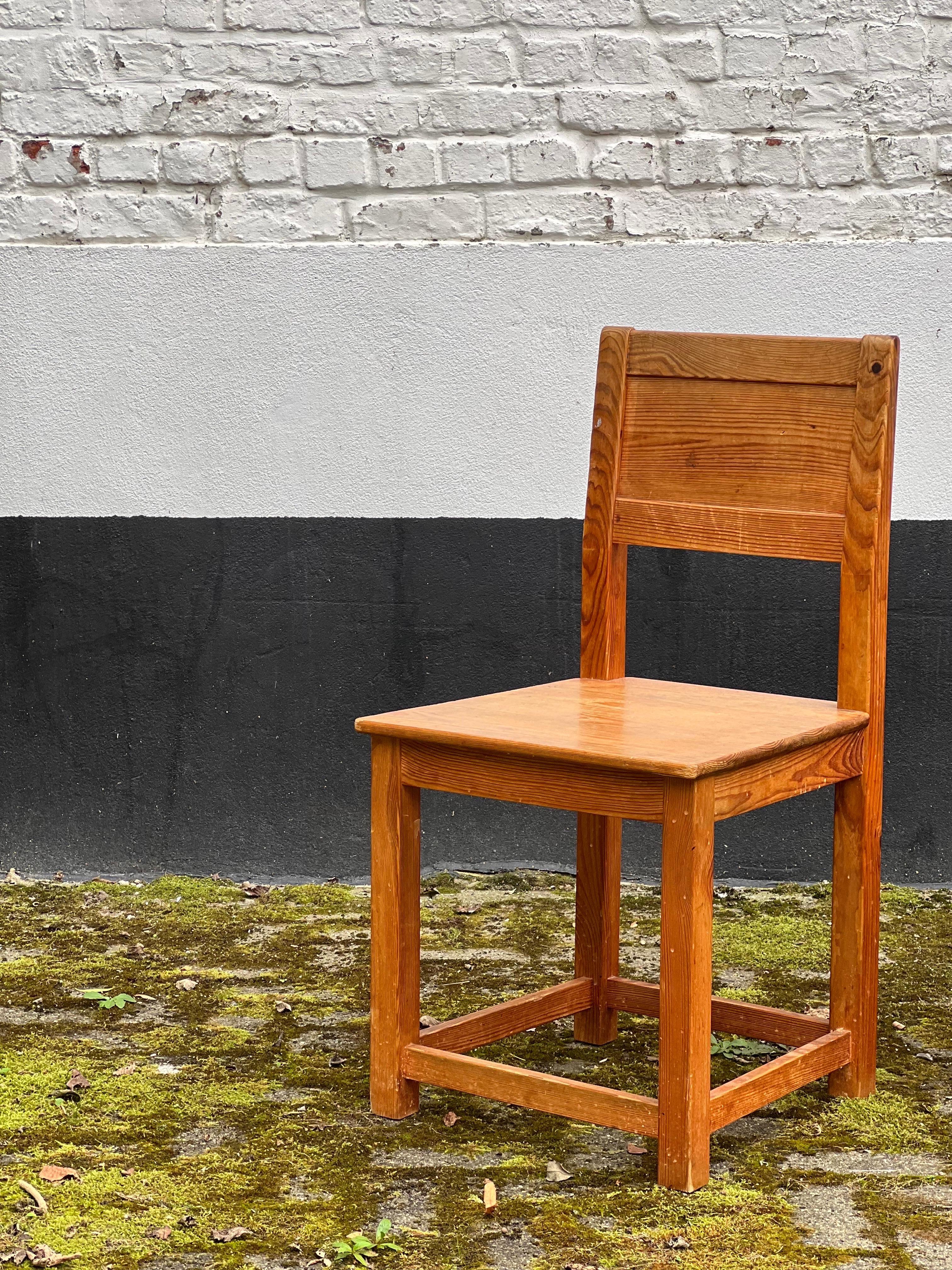 Ensemble de 4 chaises classiques, minimales et élégantes en bois de pin léger et confortable, provenant de Suède vers 1900. Il s'agit de pin massif qui présente une belle patine chaude. Nous n'avons rien touché pour préserver les presque 100 ans