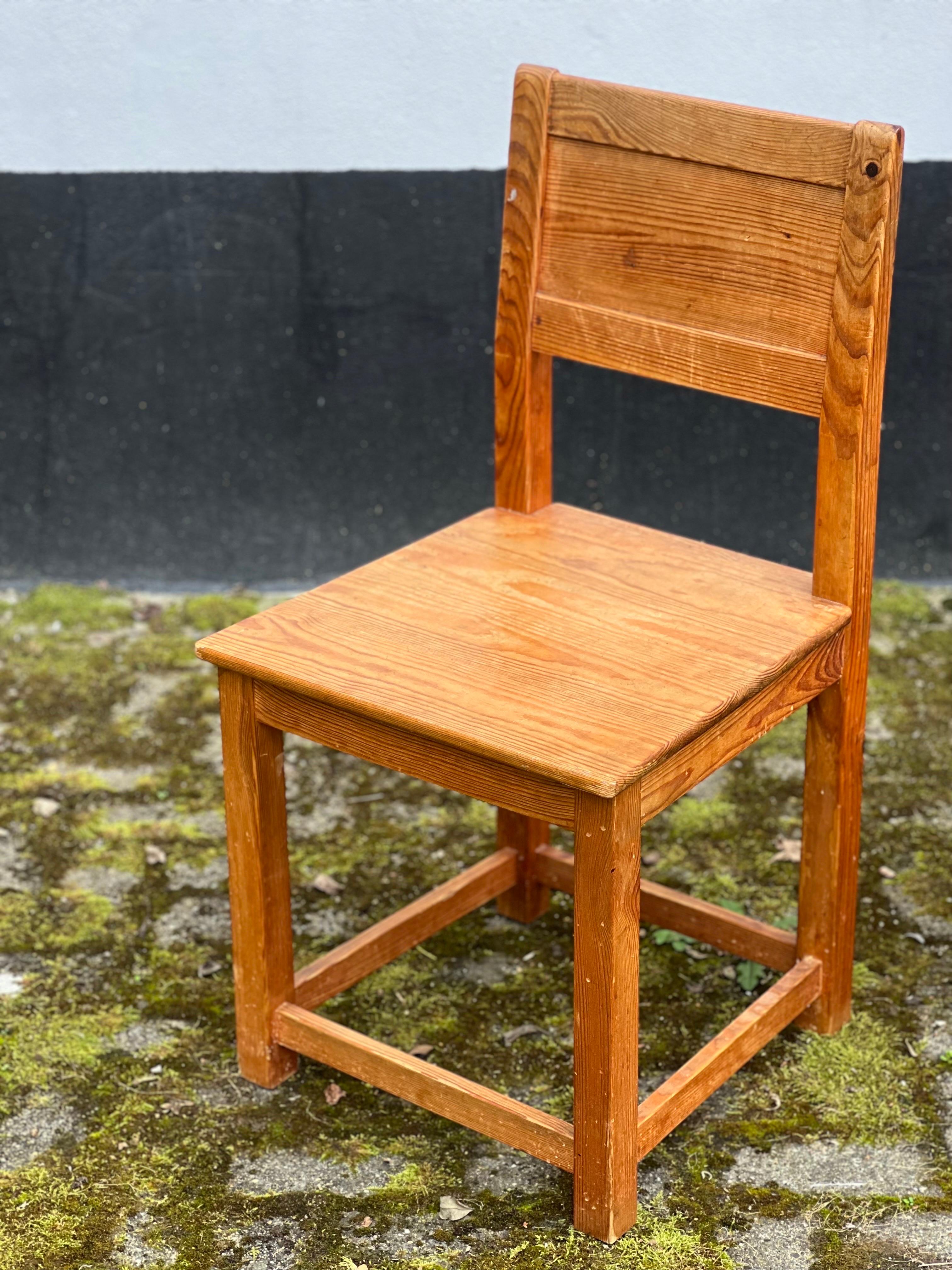 Hand-Crafted Classic Swedish pine chairs set of 4 in solid pinewood Early 1900 For Sale