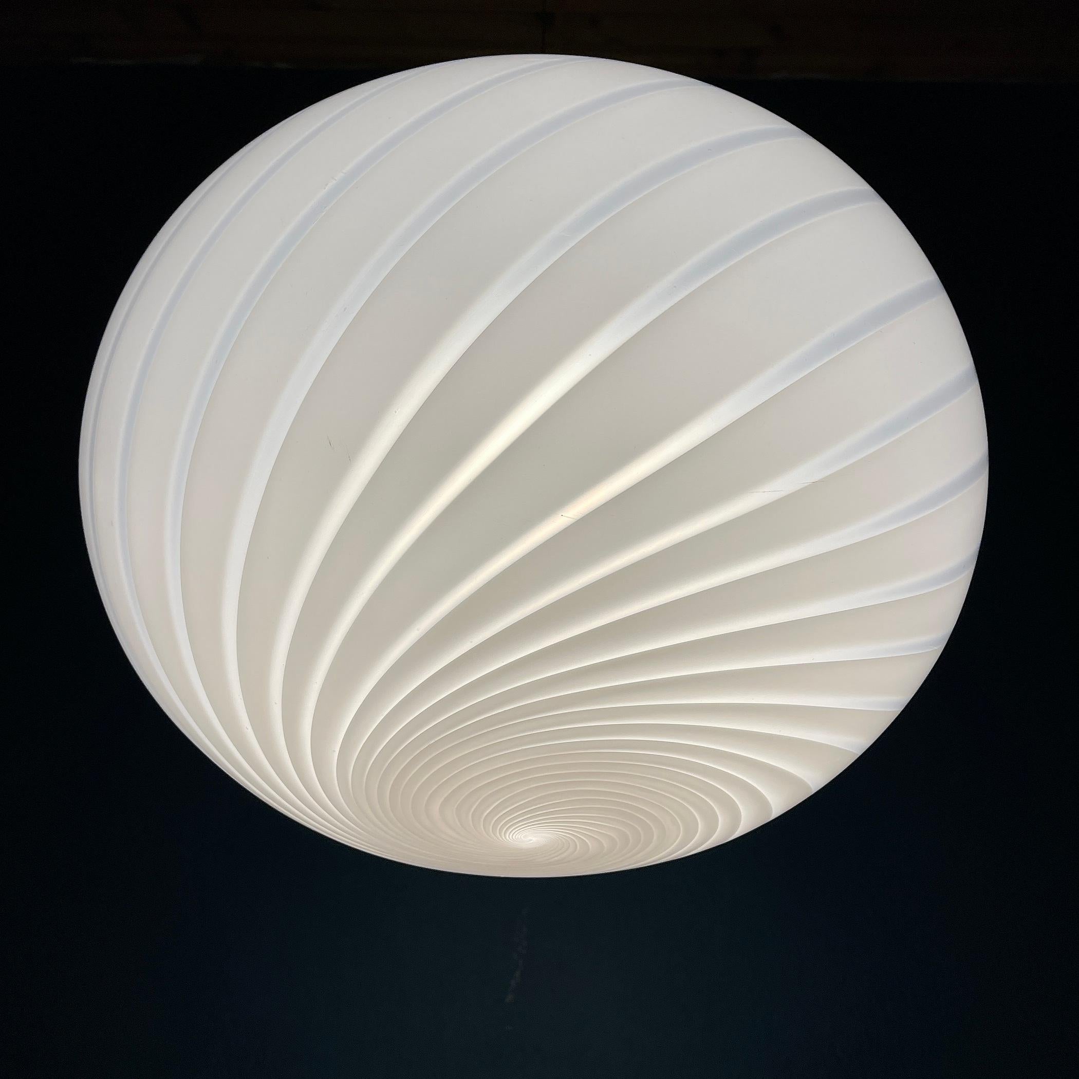 Classic Swirl Glass Pendant Lamp Italy 70s In Good Condition For Sale In Miklavž Pri Taboru, SI