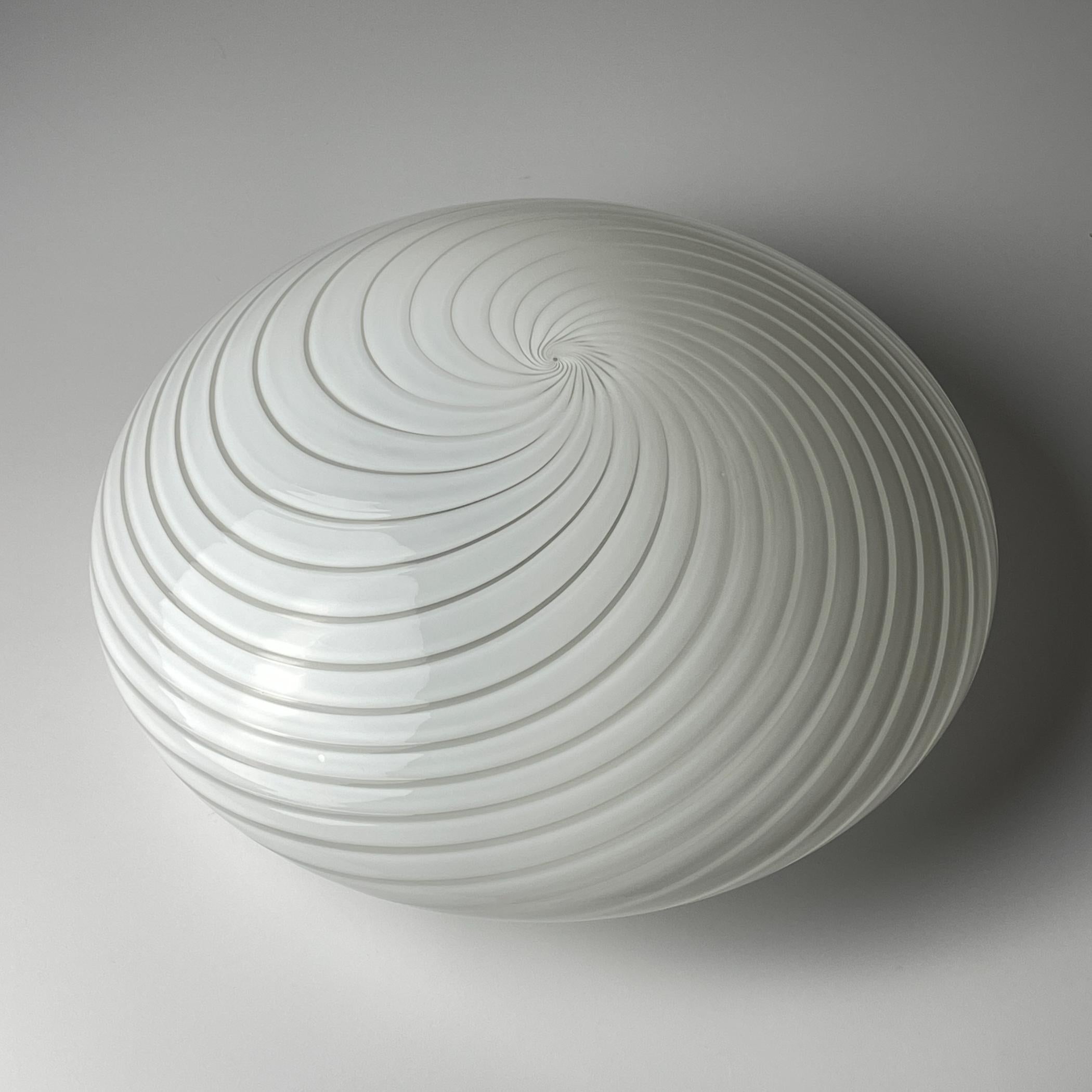 Lampada da soffitto o da parete in vetro di murano a volute classiche Italia anni '70 3