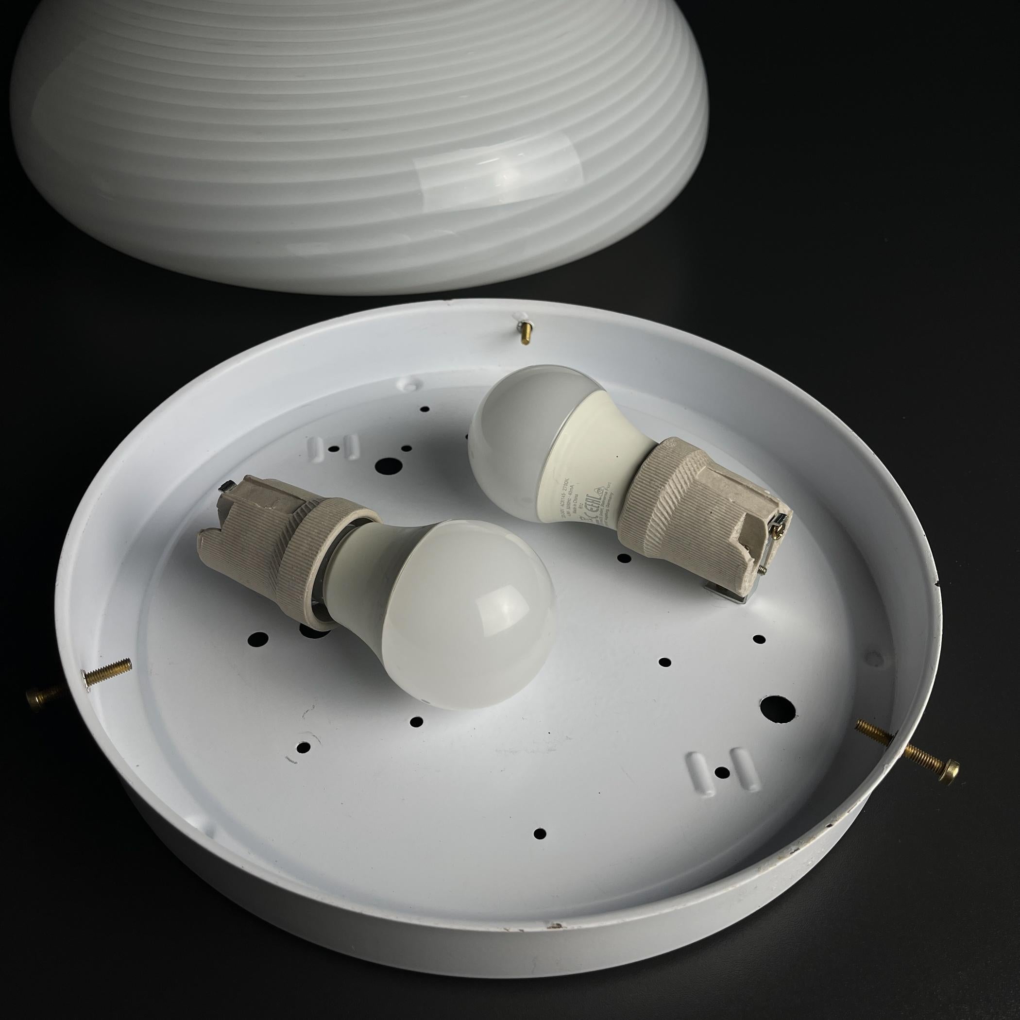 Lampada da soffitto o da parete in vetro di murano a volute classiche Italia anni '70 in vendita 3