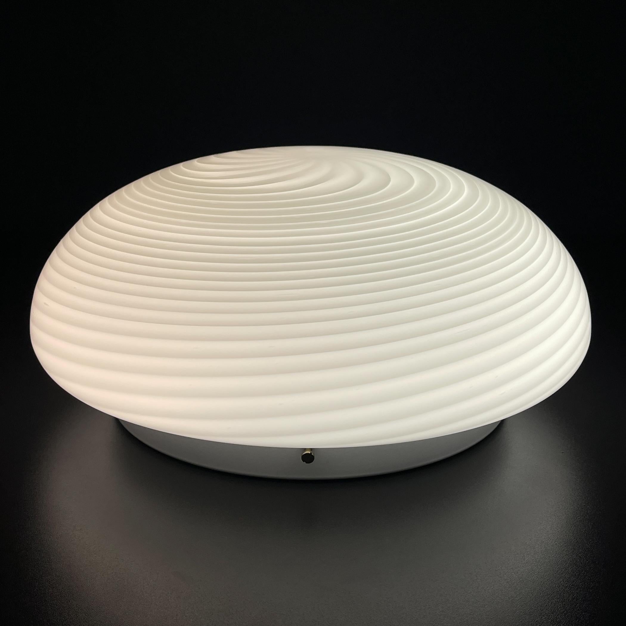 Lampada da soffitto o da parete in vetro di Murano bianco vintage realizzata in Italia negli anni '70.
La lampada è in ottime condizioni vintage, senza alcun danno.

Dimensioni:
Larghezza: 35 cm / 13,77 pollici
Altezza: 16 cm

La lampada richiede 2