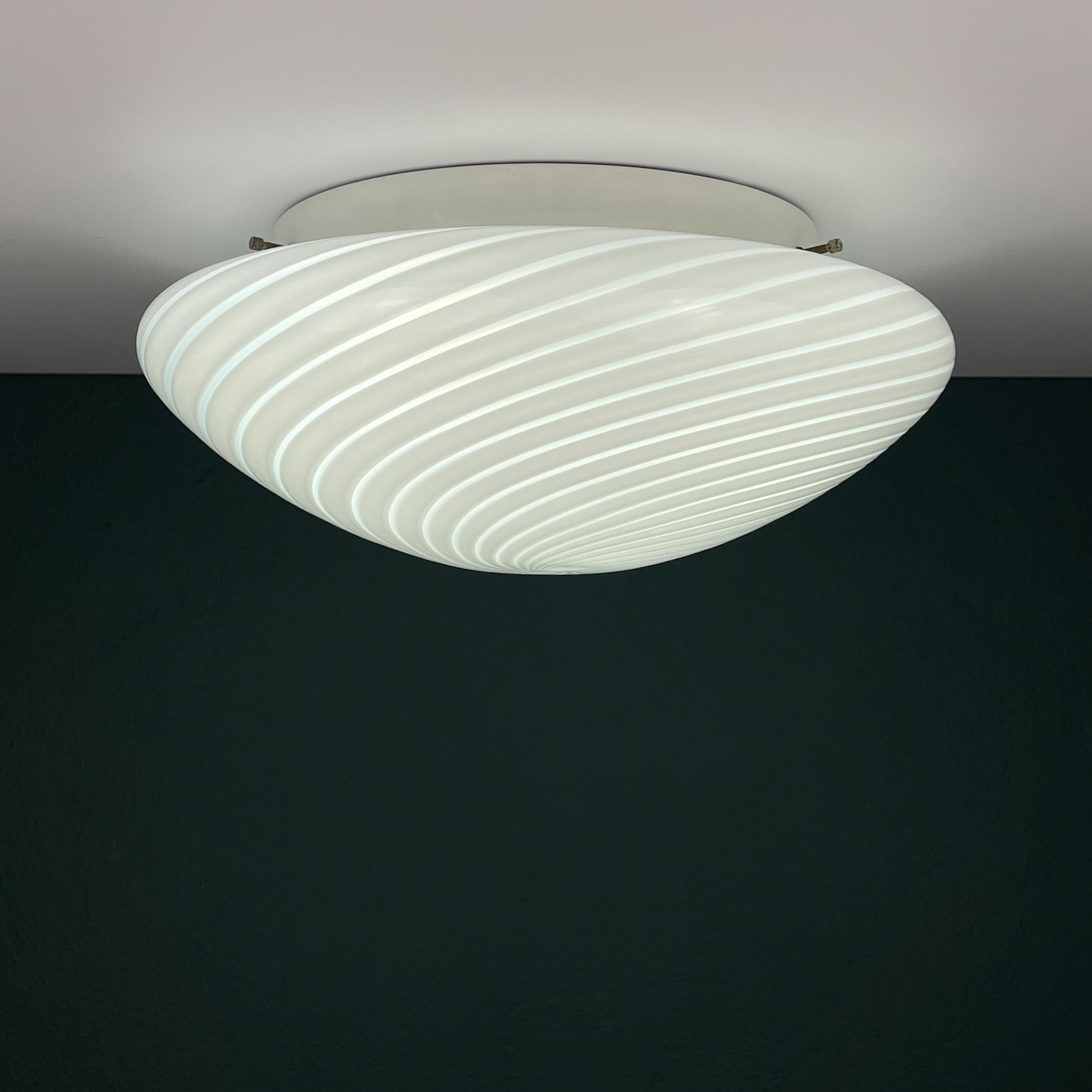 

Lampada da soffitto o da parete in vetro di Murano bianco vintage realizzata in Italia negli anni '70.
La lampada è in ottime condizioni vintage, senza danni.

Dimensioni:
Larghezza: 38 cm
Altezza: 16 cm

La lampada richiede 2 lampadine europee