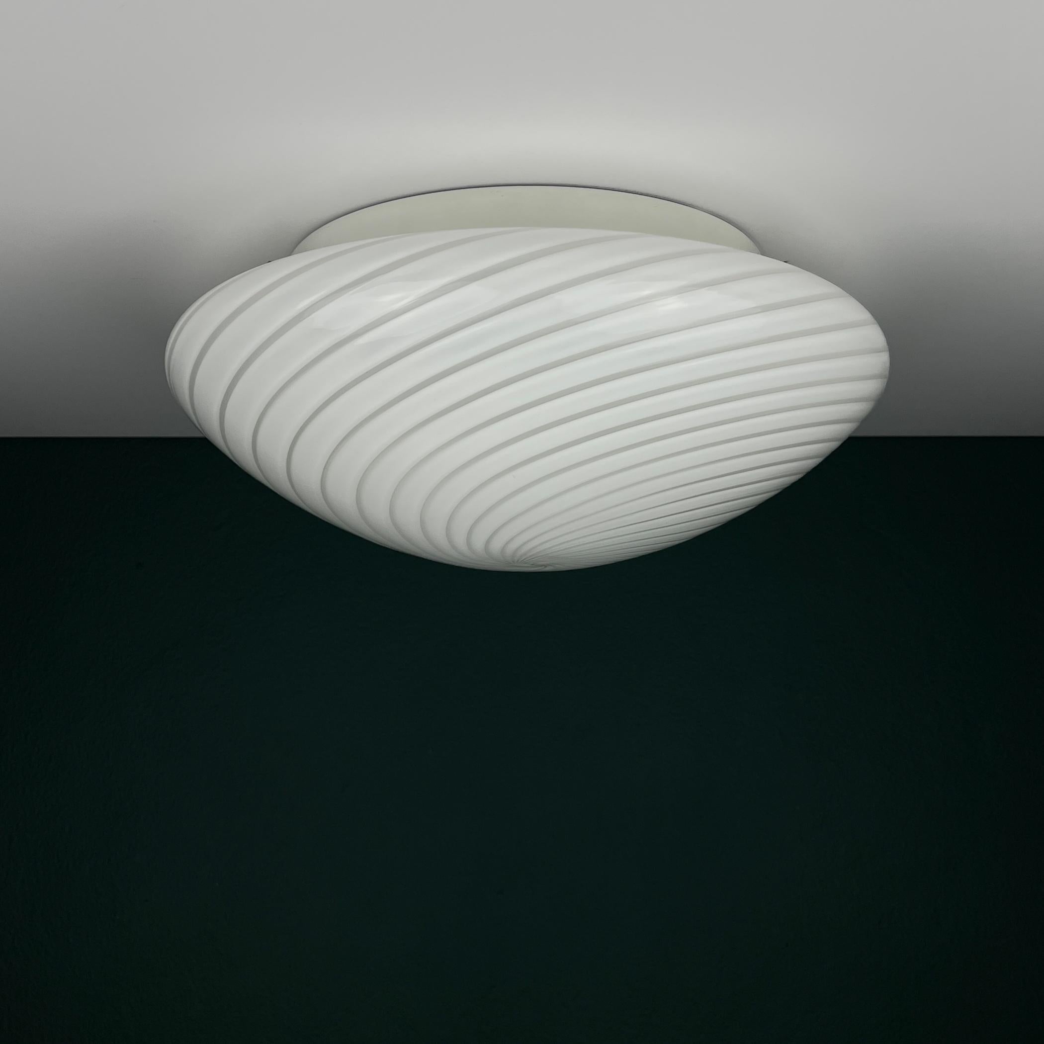 Mid-Century moderno Lampada da soffitto o da parete in vetro di murano a volute classiche Italia anni '70