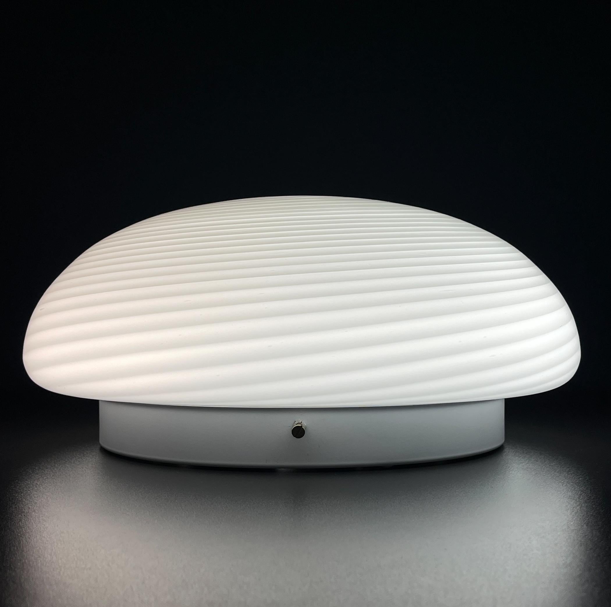 Mid-Century moderno Lampada da soffitto o da parete in vetro di murano a volute classiche Italia anni '70 in vendita