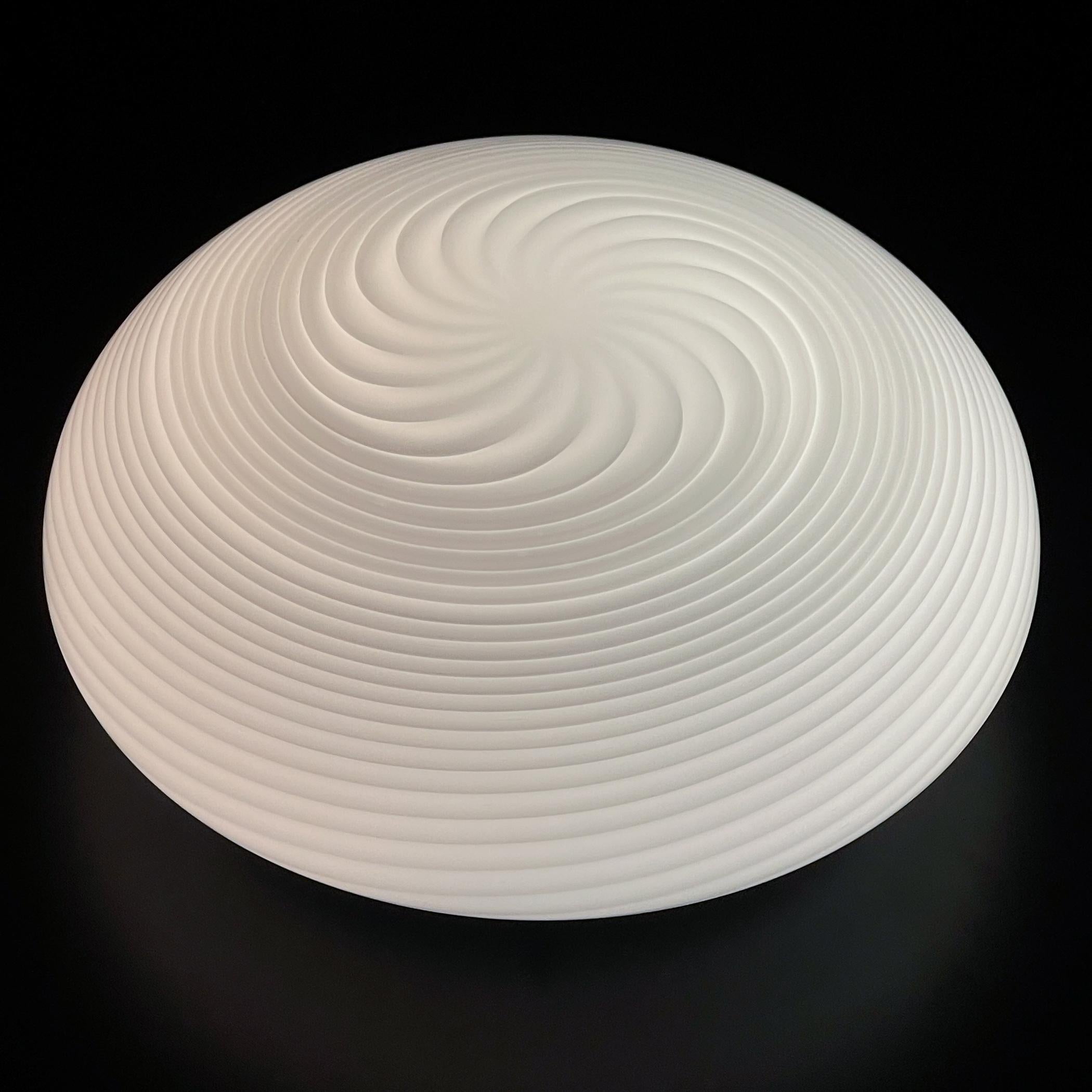 Mid-Century moderno Lampada da soffitto o da parete in vetro di murano a volute classiche Italia anni '70