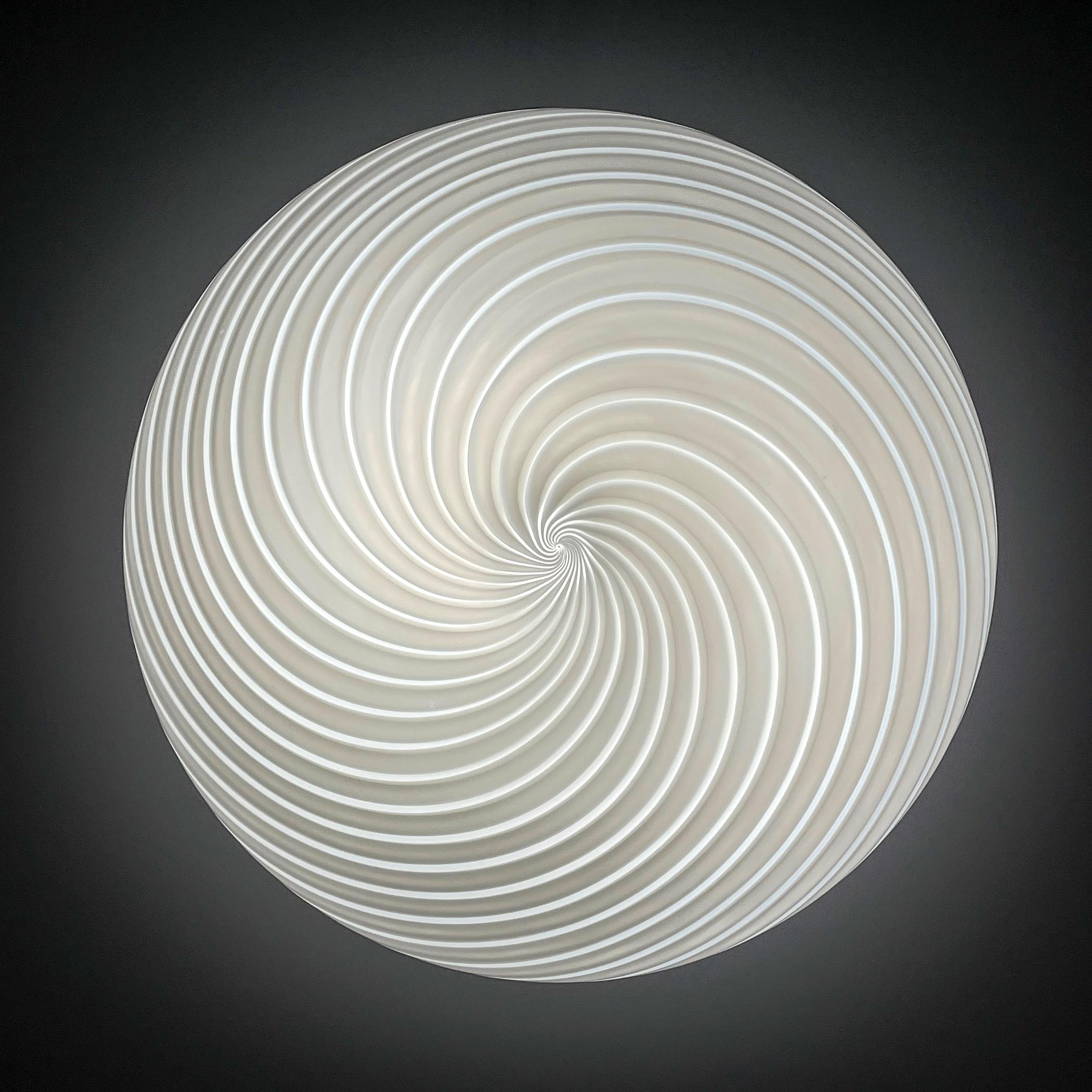 Italiano Lampada da soffitto o da parete in vetro di murano a volute classiche Italia anni '70