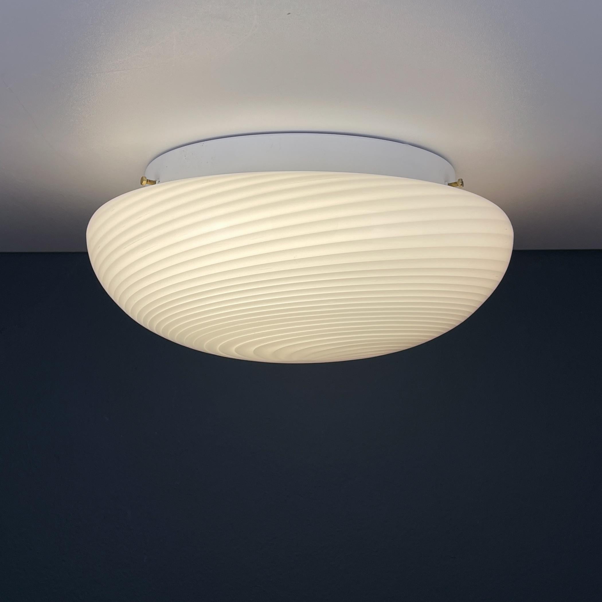 Italiano Lampada da soffitto o da parete in vetro di murano a volute classiche Italia anni '70