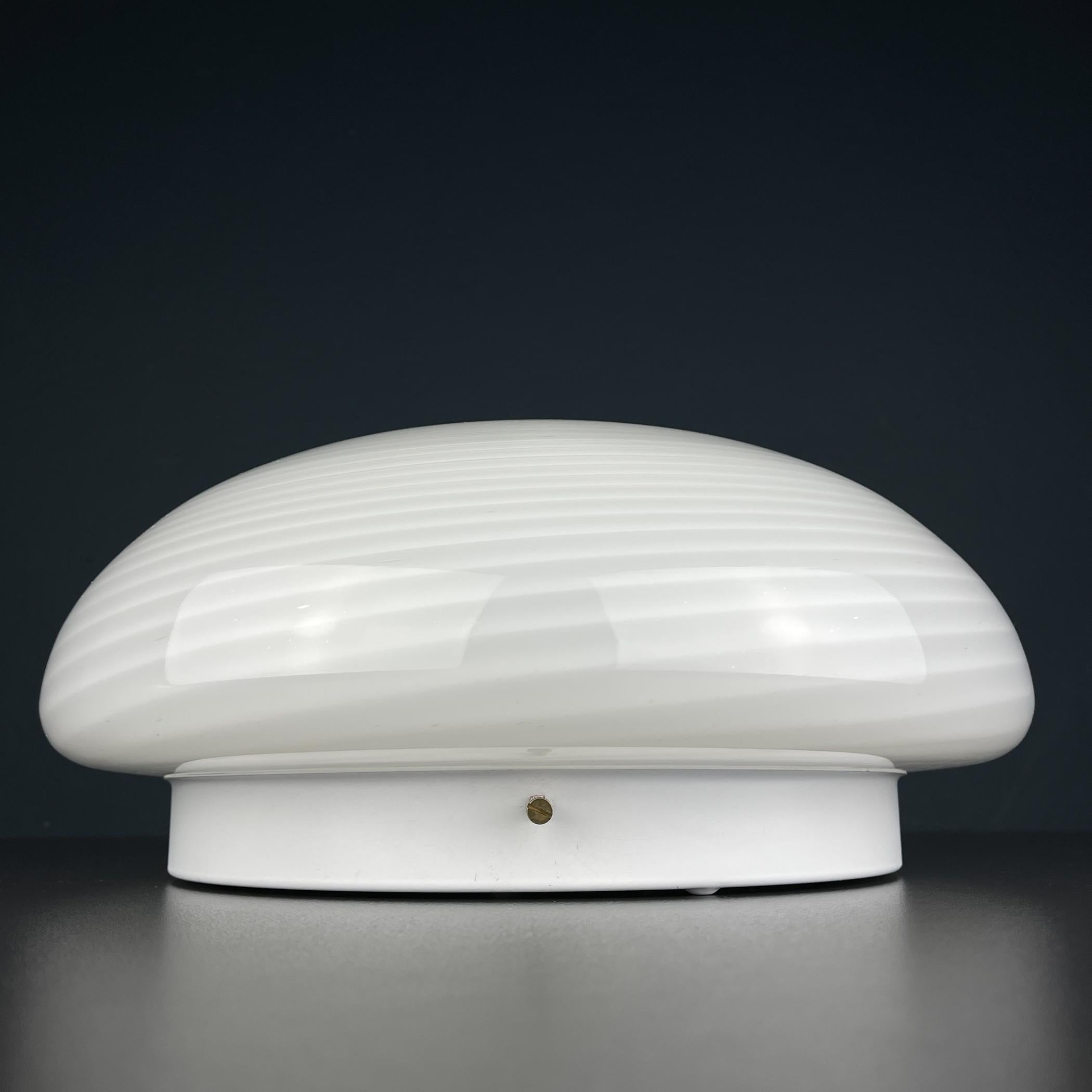 Vetro di Murano Lampada da soffitto o da parete in vetro di murano a volute classiche Italia anni '70 in vendita