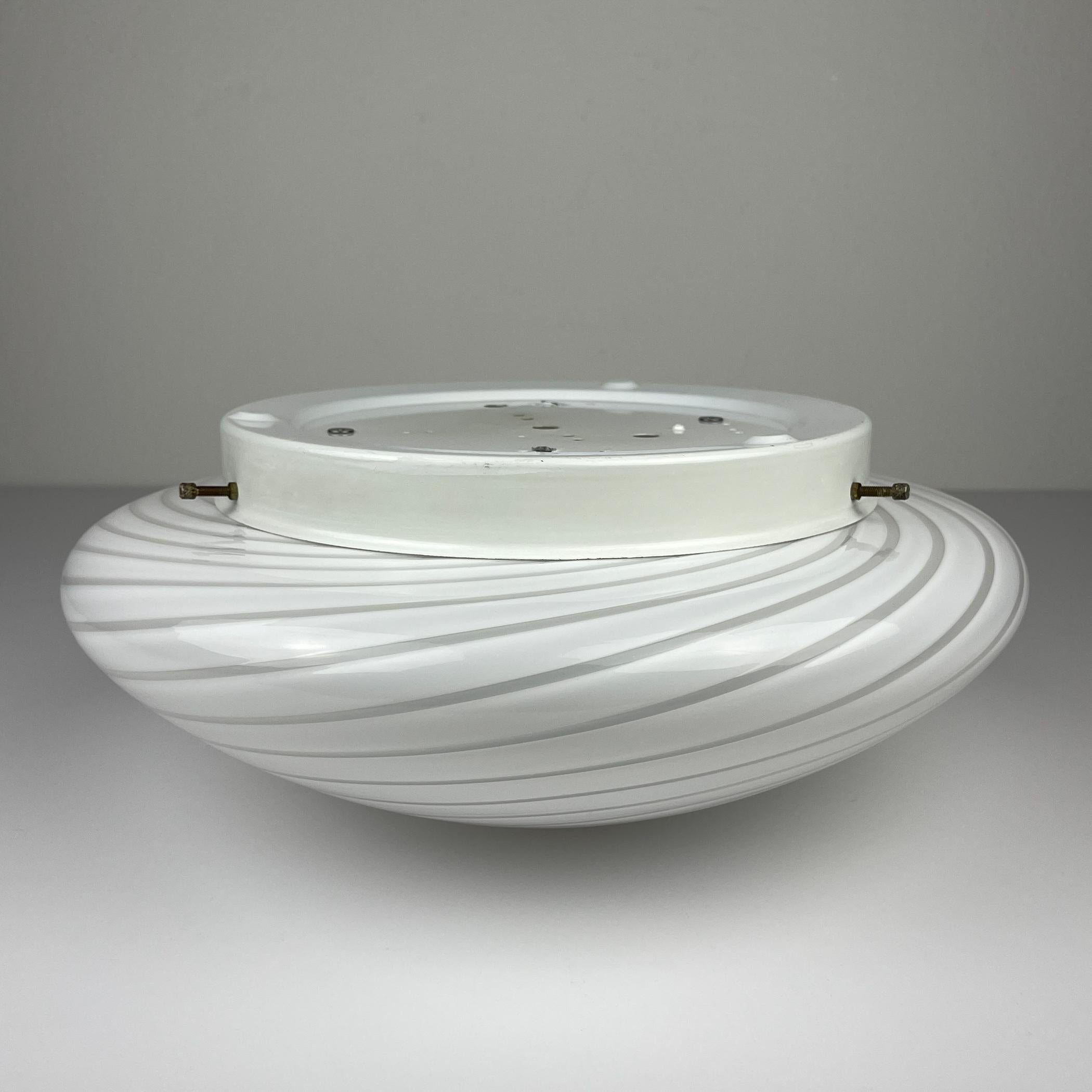 Lampada da soffitto o da parete in vetro di murano a volute classiche Italia anni '70 1