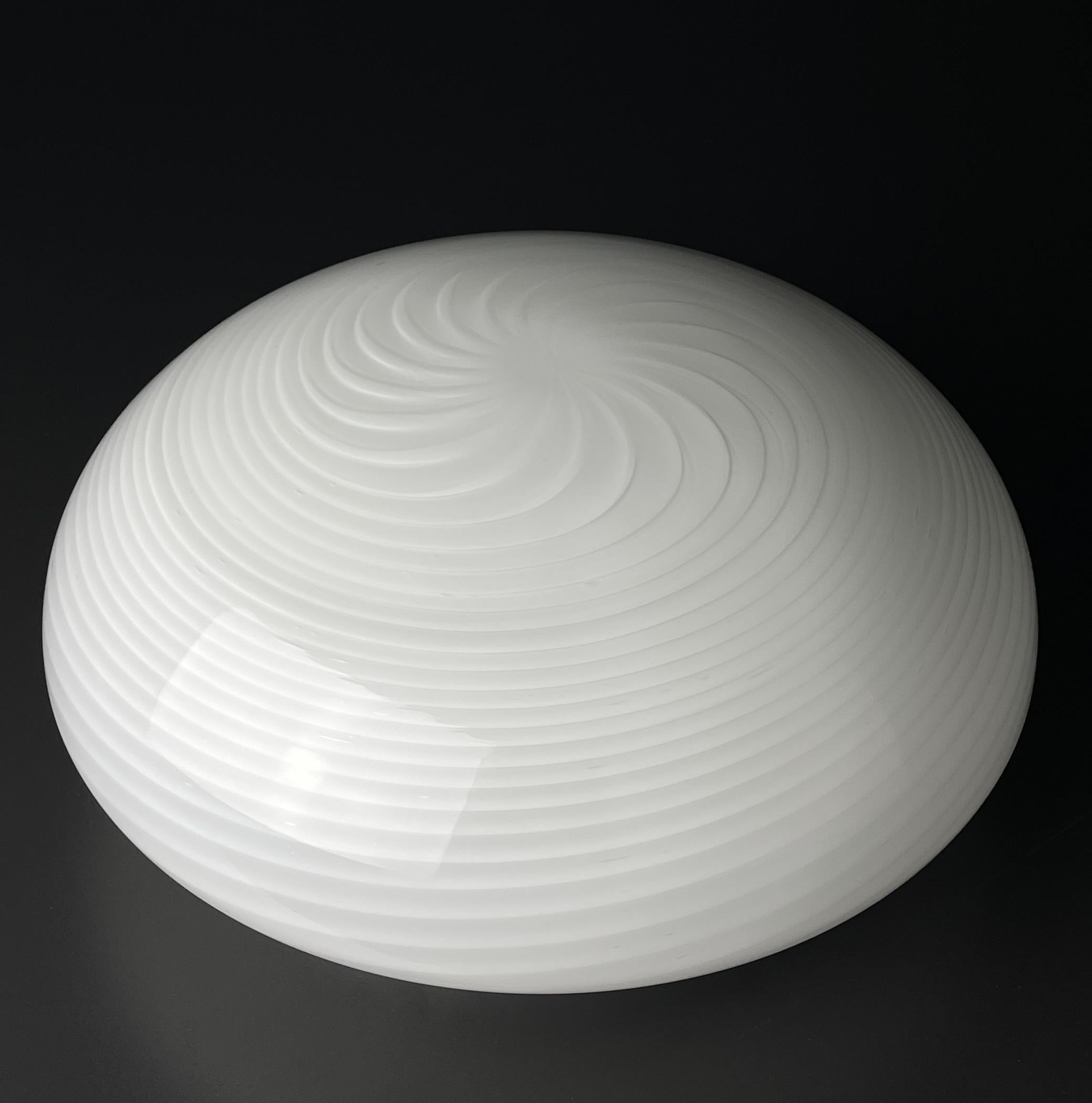 Lampada da soffitto o da parete in vetro di murano a volute classiche Italia anni '70 in vendita 1
