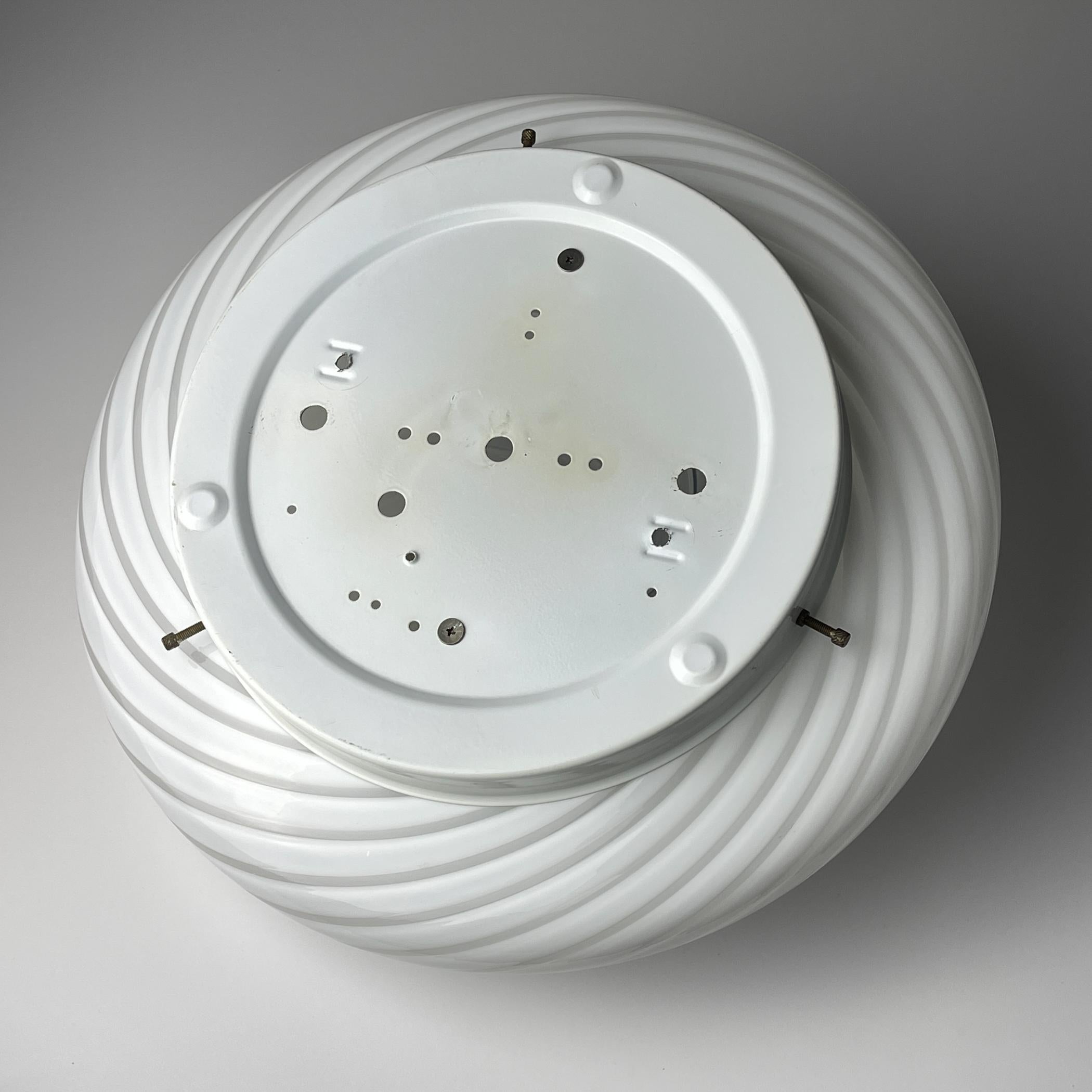 Lampada da soffitto o da parete in vetro di murano a volute classiche Italia anni '70 2