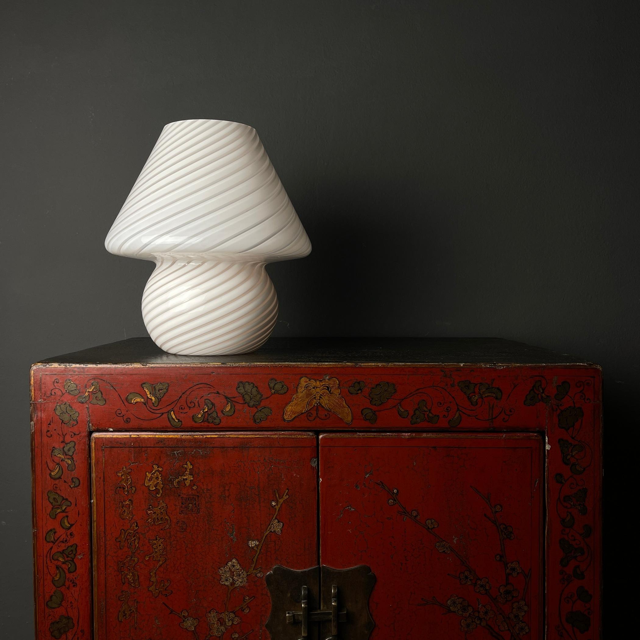 Lampe de table classique en Murano à effet tourbillonnant Murano Italie années 1970  en vente 3