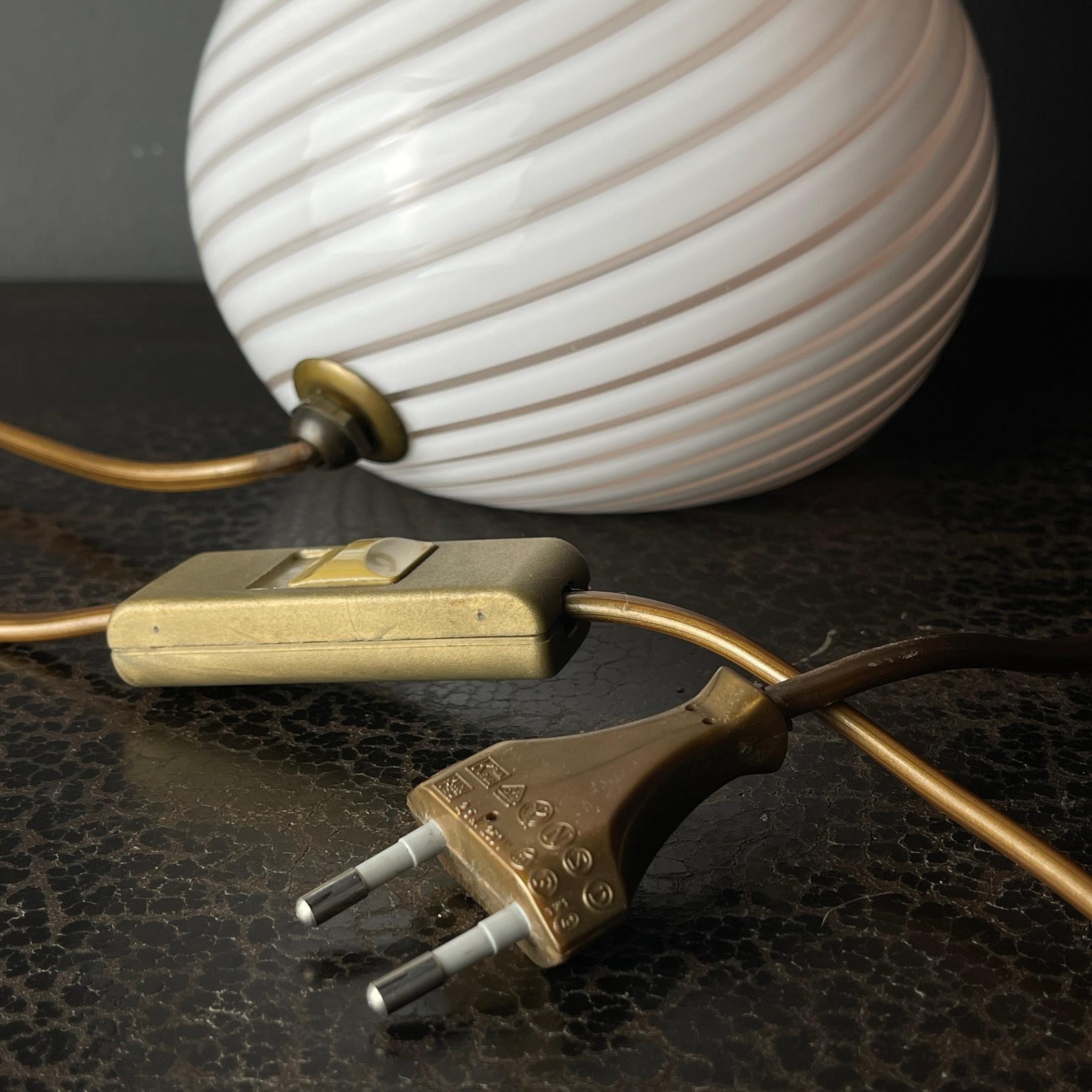 Lampe de table classique en Murano à effet tourbillonnant Murano Italie années 1970 en vente 4