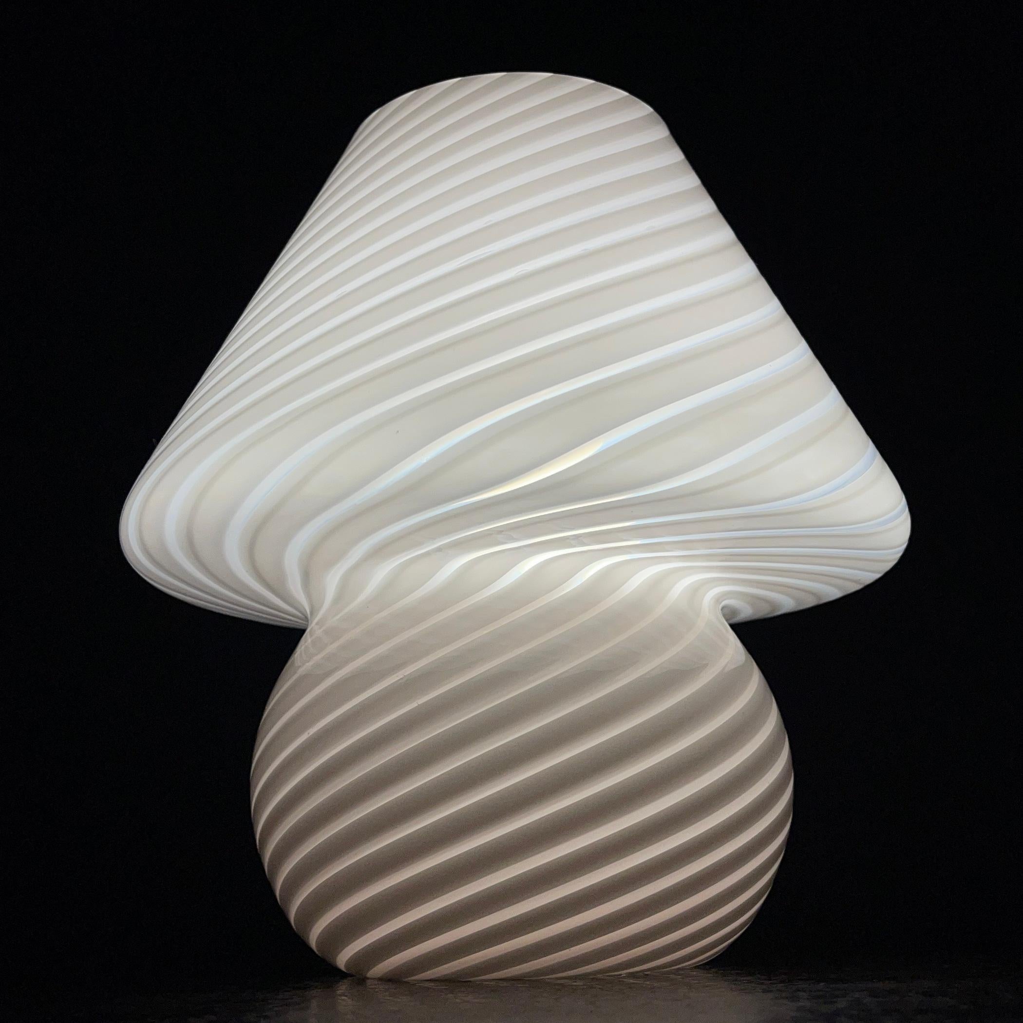 Lampe de table classique en Murano à effet tourbillonnant Murano Italie années 1970  Bon état - En vente à Miklavž Pri Taboru, SI