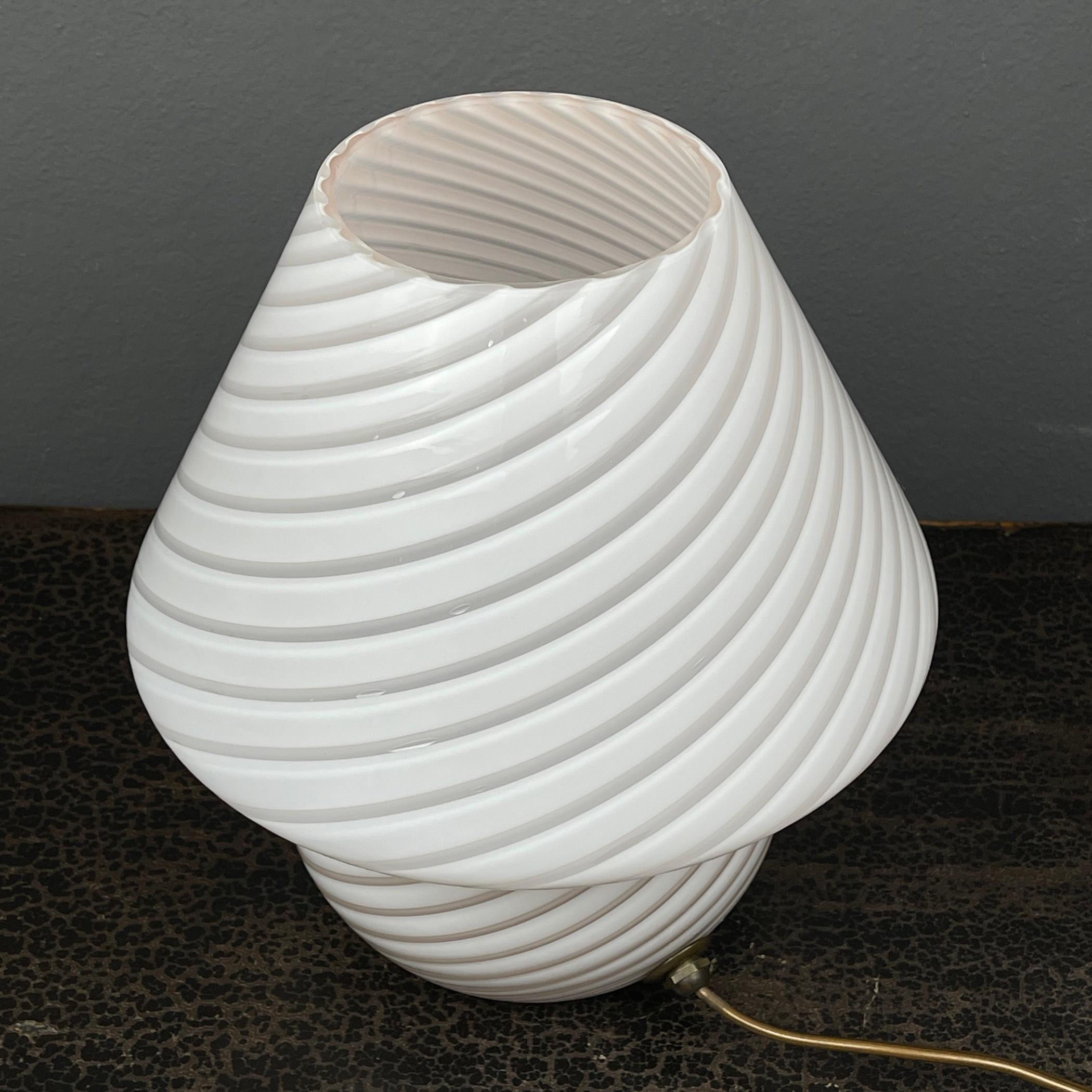 Lampe de table classique en Murano à effet tourbillonnant Murano Italie années 1970  en vente 1