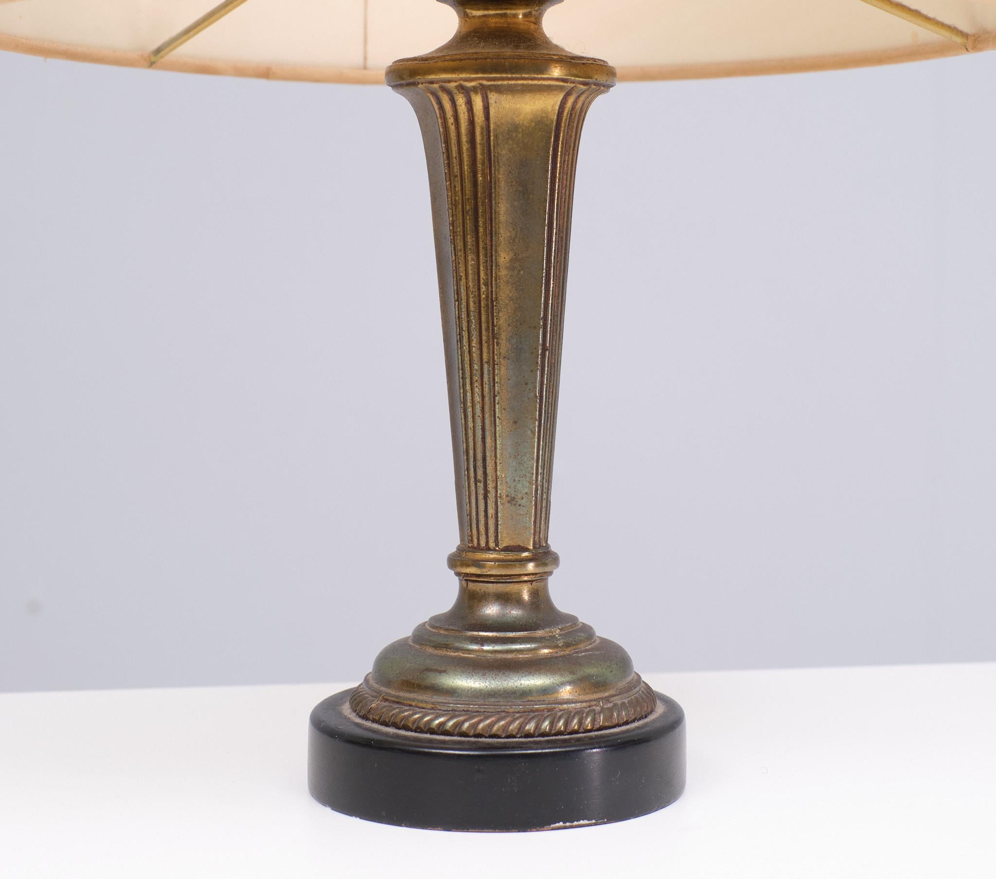 very nice set of table lamps . classic shaped brass base , comes width 
a Antique Gold color round shades . Wooden feet  ,nice attractive set . one large E27 bulb needed .
 
