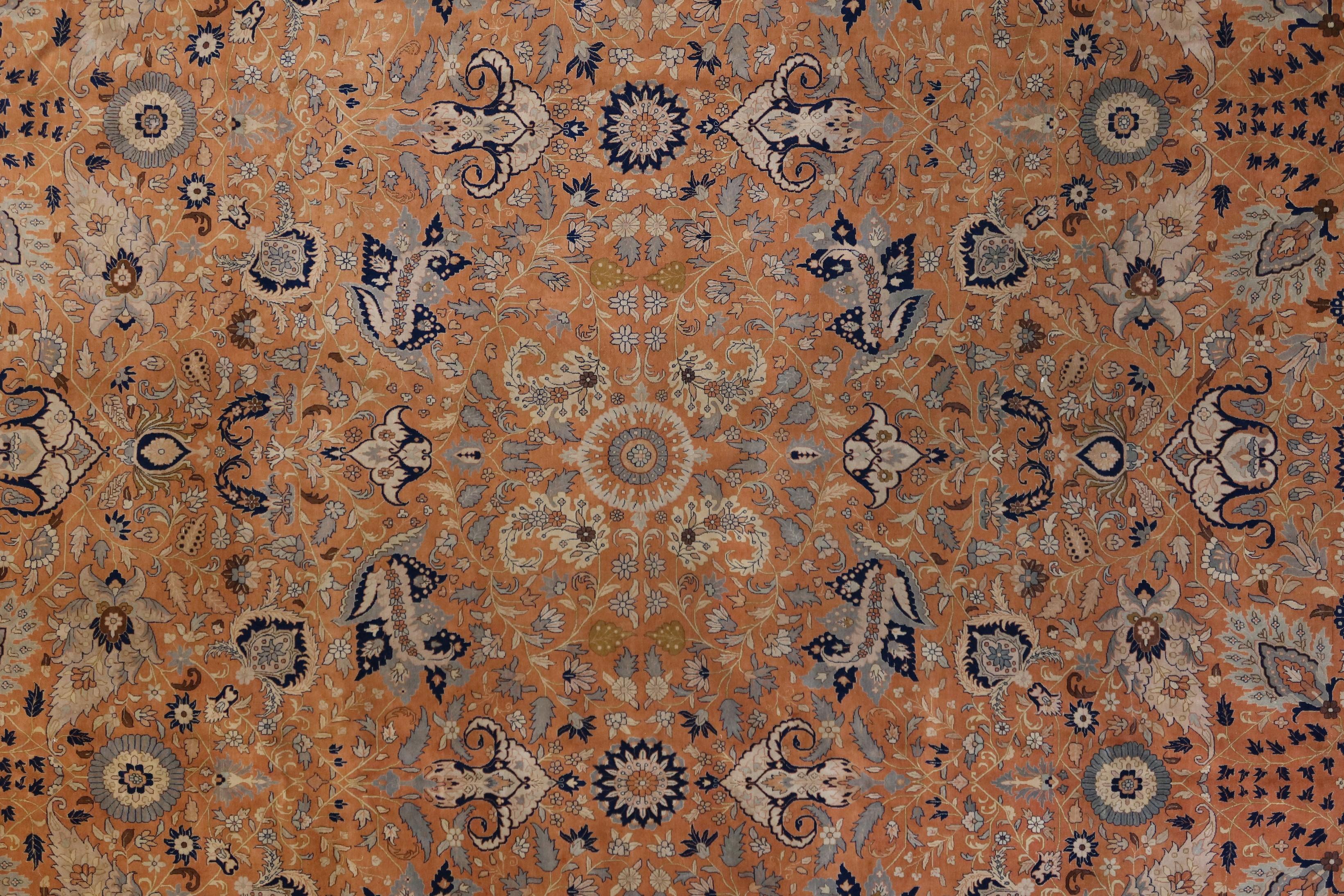 Die Woven Arts-Teppichkollektion ist eine sehr genaue Nachbildung der originalen Hadji Jalili-Tabriz-Teppiche aus dem späten 19. und frühen 20. Hochwertiges neuseeländisches Garn wird in feiner Handarbeit zu diesen luxuriösen Teppichen geknüpft, die
