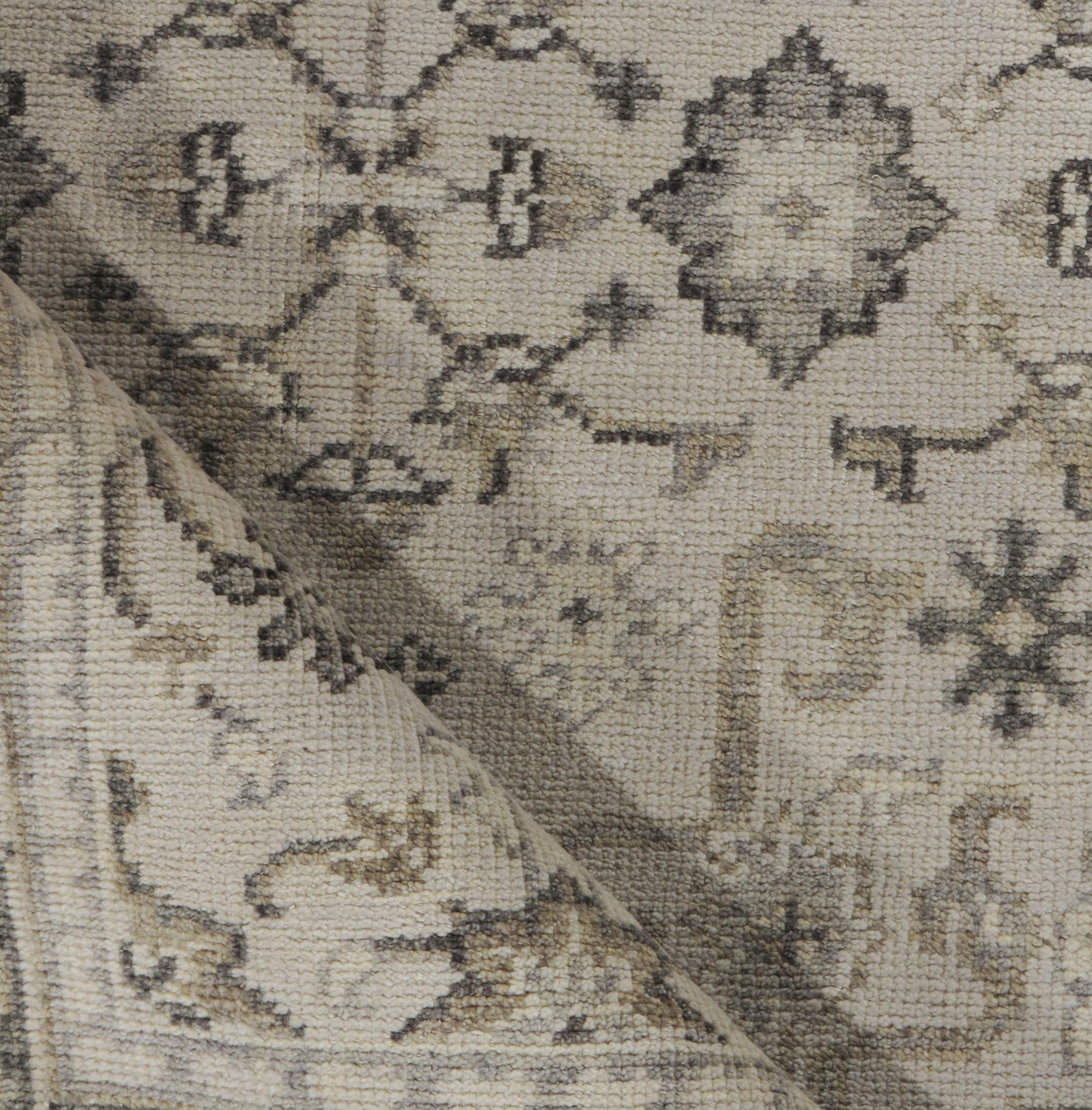 Tappeto classico Tabriz Style Ivory tessuto a mano, 5'2 x 7'5. Ricostruzione di un classico disegno persiano, tessuto a mano in India con i materiali più pregiati per creare questo tappeto dal look classico. Colori: avorio/carbone.