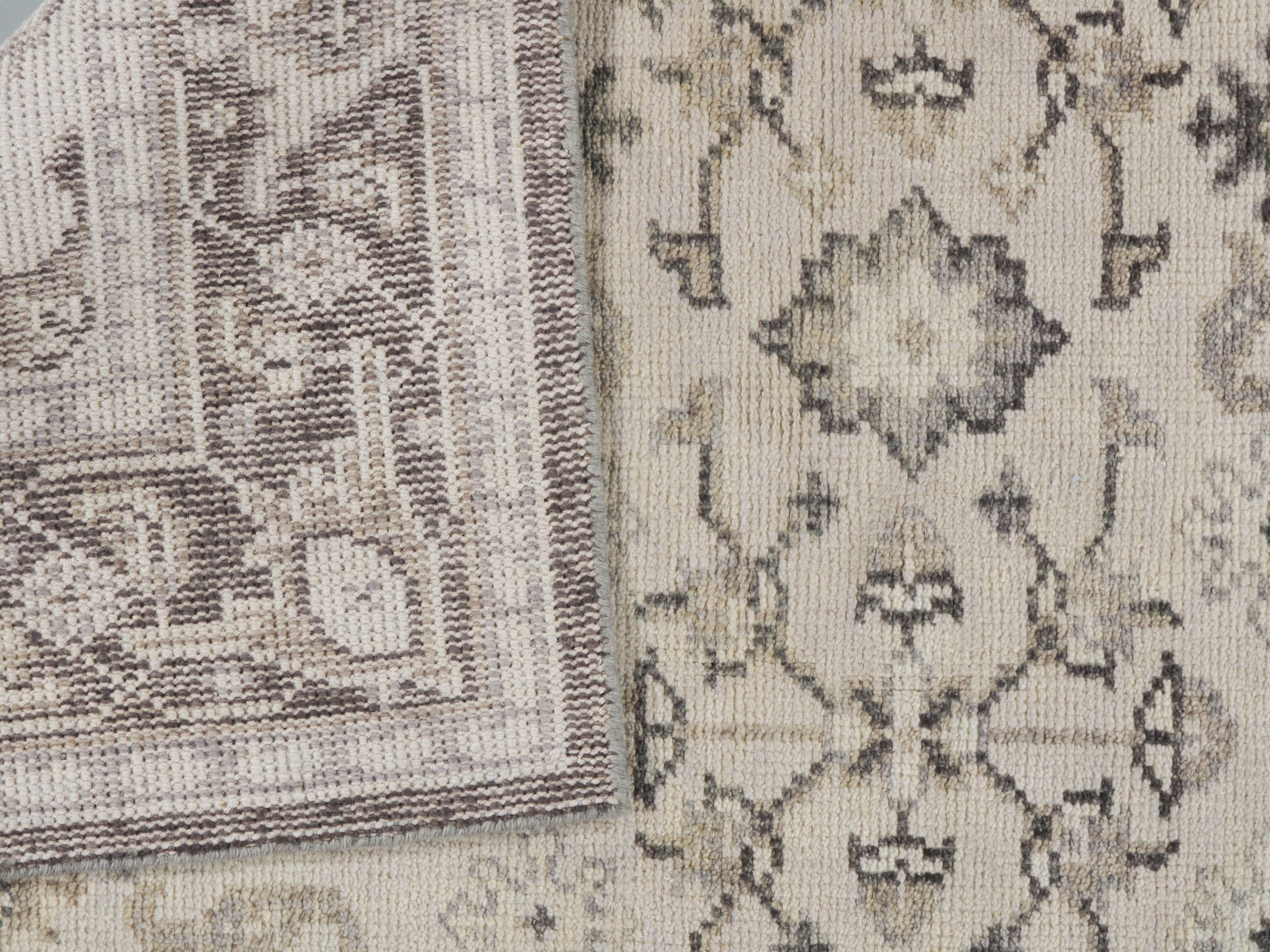 Tessuto a mano Tappeto tessuto a mano in stile Tabriz classico, avorio e carbone  5'2 x 7'5 in vendita