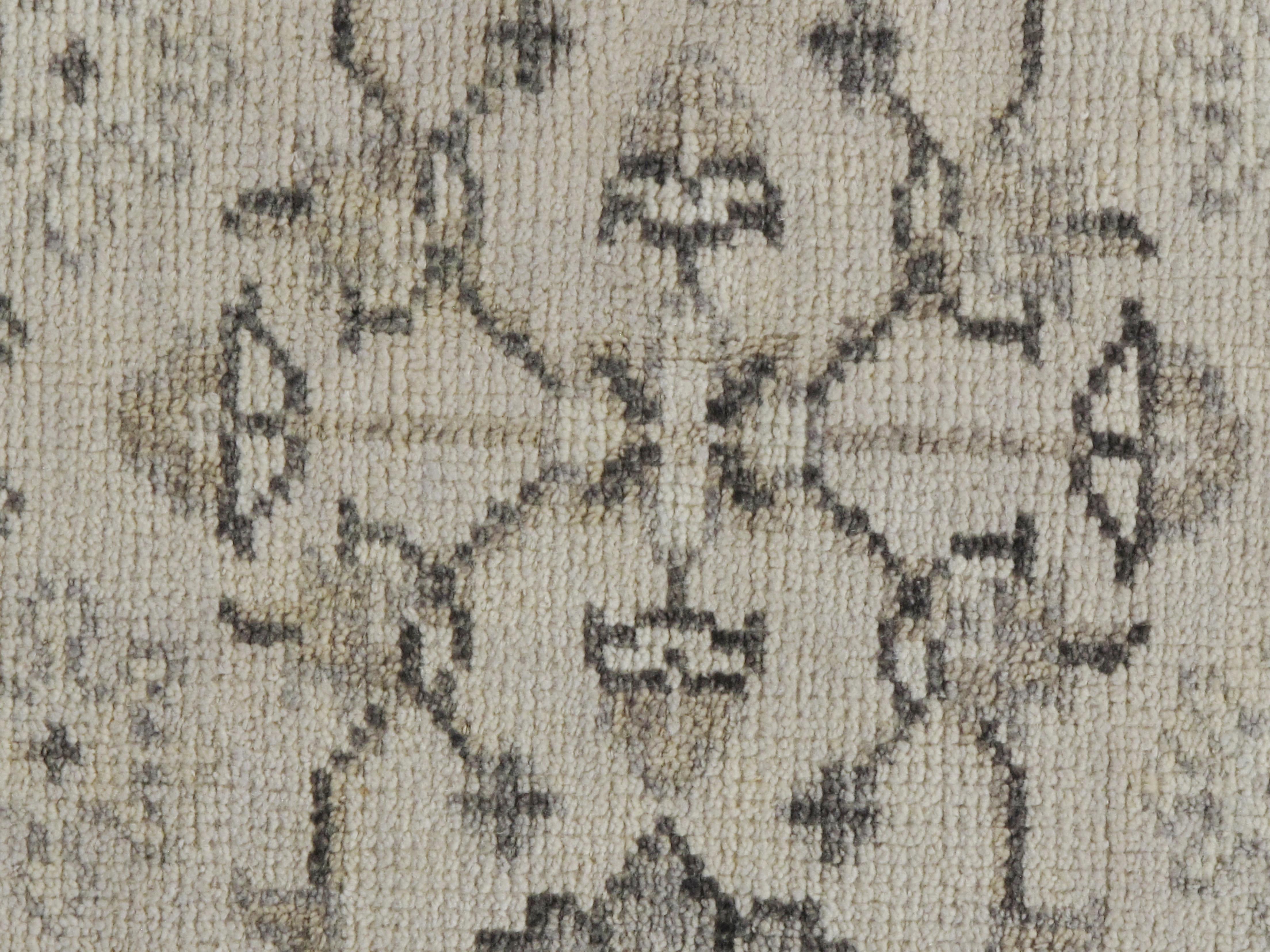 Tappeto tessuto a mano in stile Tabriz classico, avorio e carbone  5'2 x 7'5 In condizioni Nuovo in vendita a New York, NY