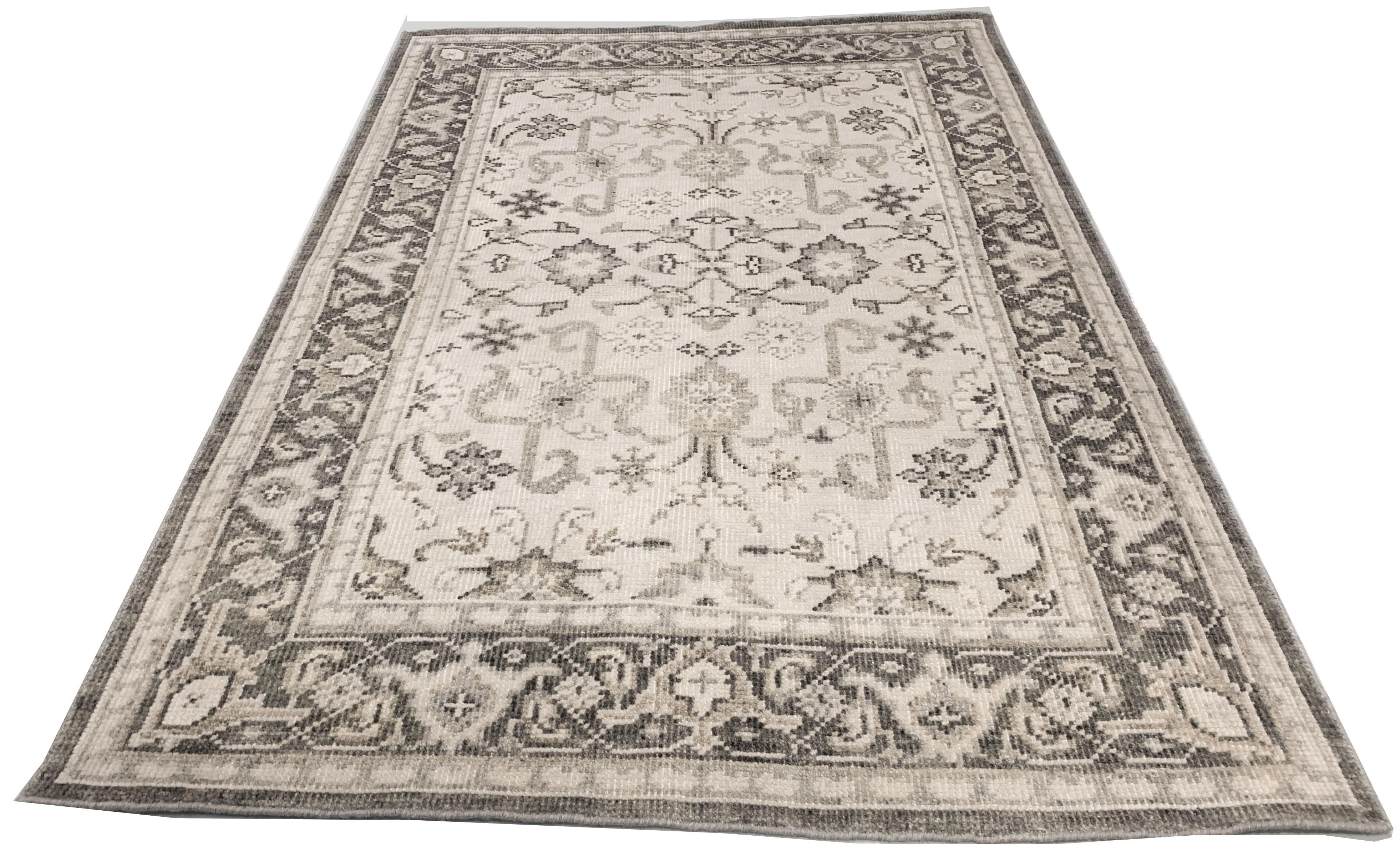 XXI secolo e contemporaneo Tappeto tessuto a mano in stile Tabriz classico, avorio e carbone  5'2 x 7'5 in vendita