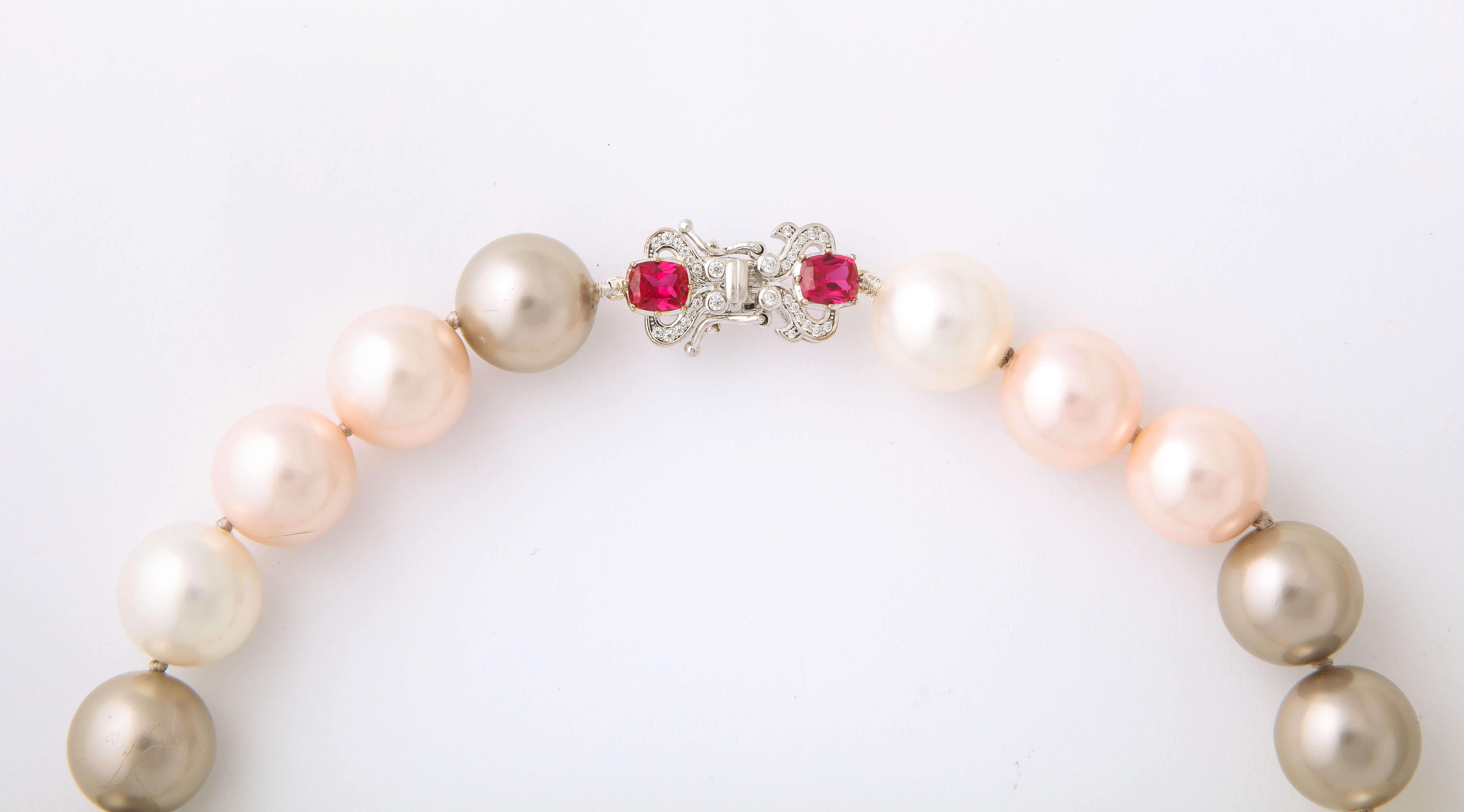 Südsee im Mikimoto-Stil  Große Faux Perlen Tahitian Farben 14mm Größe Halskette Faux Rubin Diamant Sterling Verschluss 18inches lang