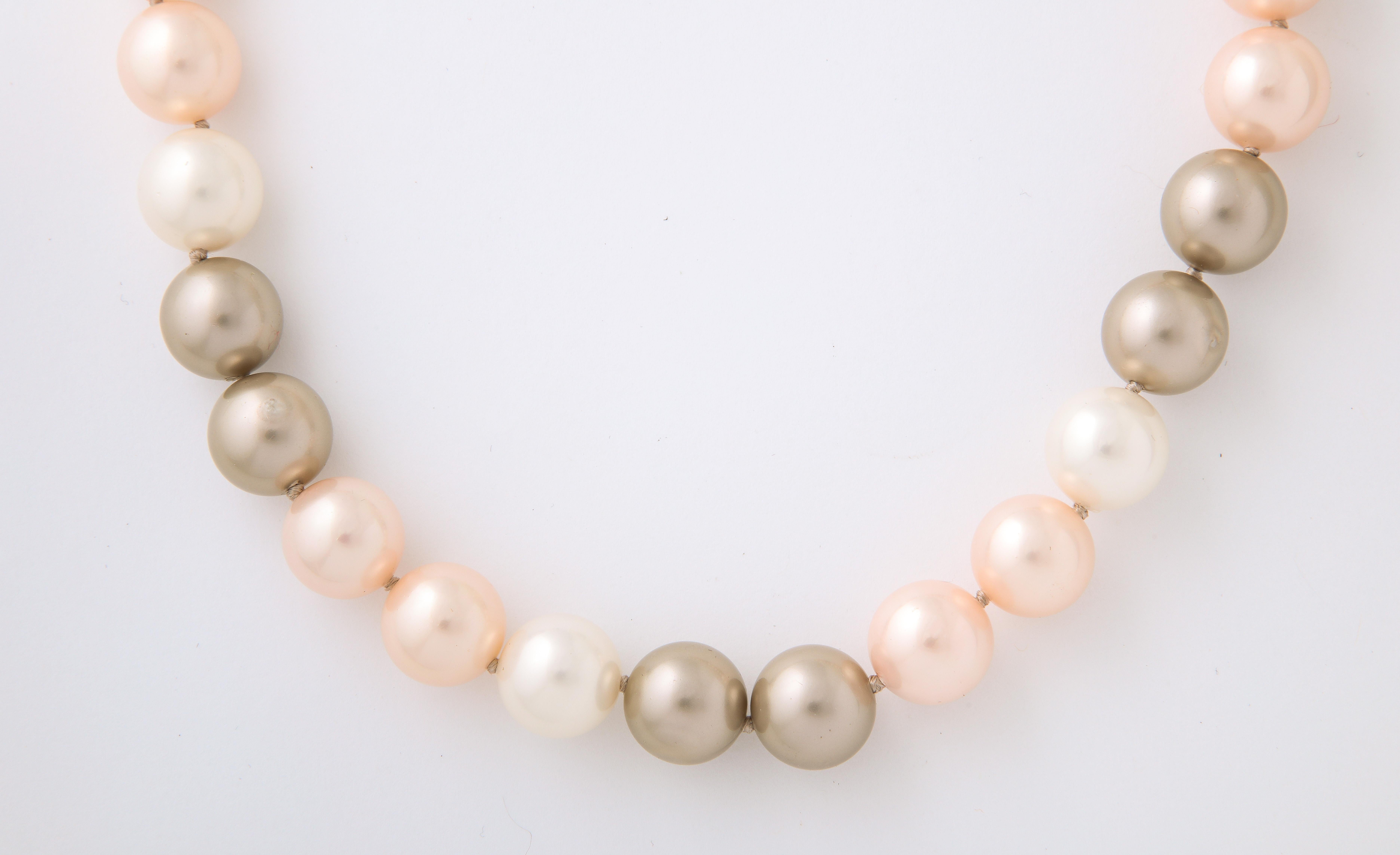 Südsee im Mikimoto-Stil  Große Tahiti-Perlen-Halskette in Tahiti-Farben (Zeitgenössisch) im Angebot