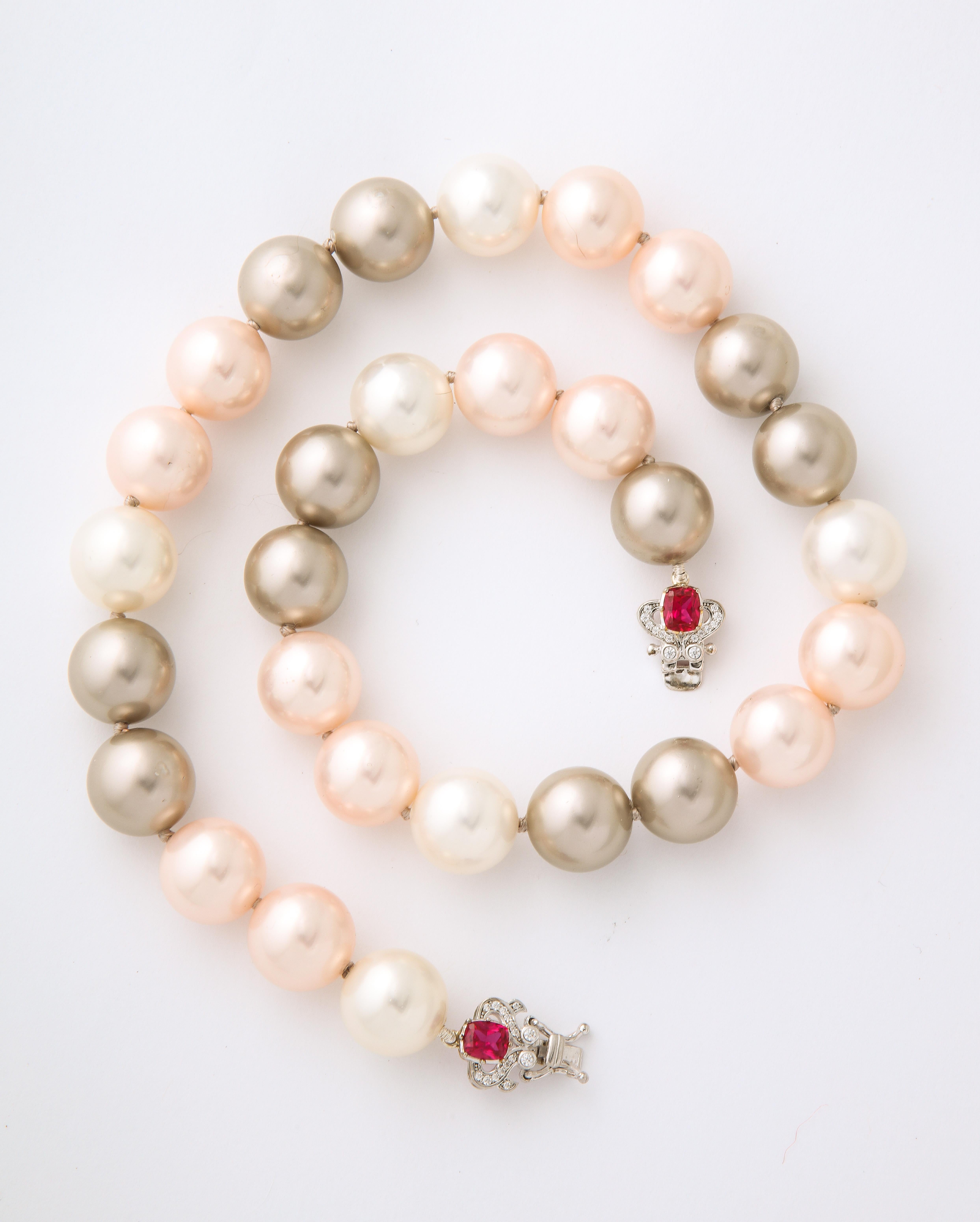 Südsee im Mikimoto-Stil  Große Tahiti-Perlen-Halskette in Tahiti-Farben Damen im Angebot