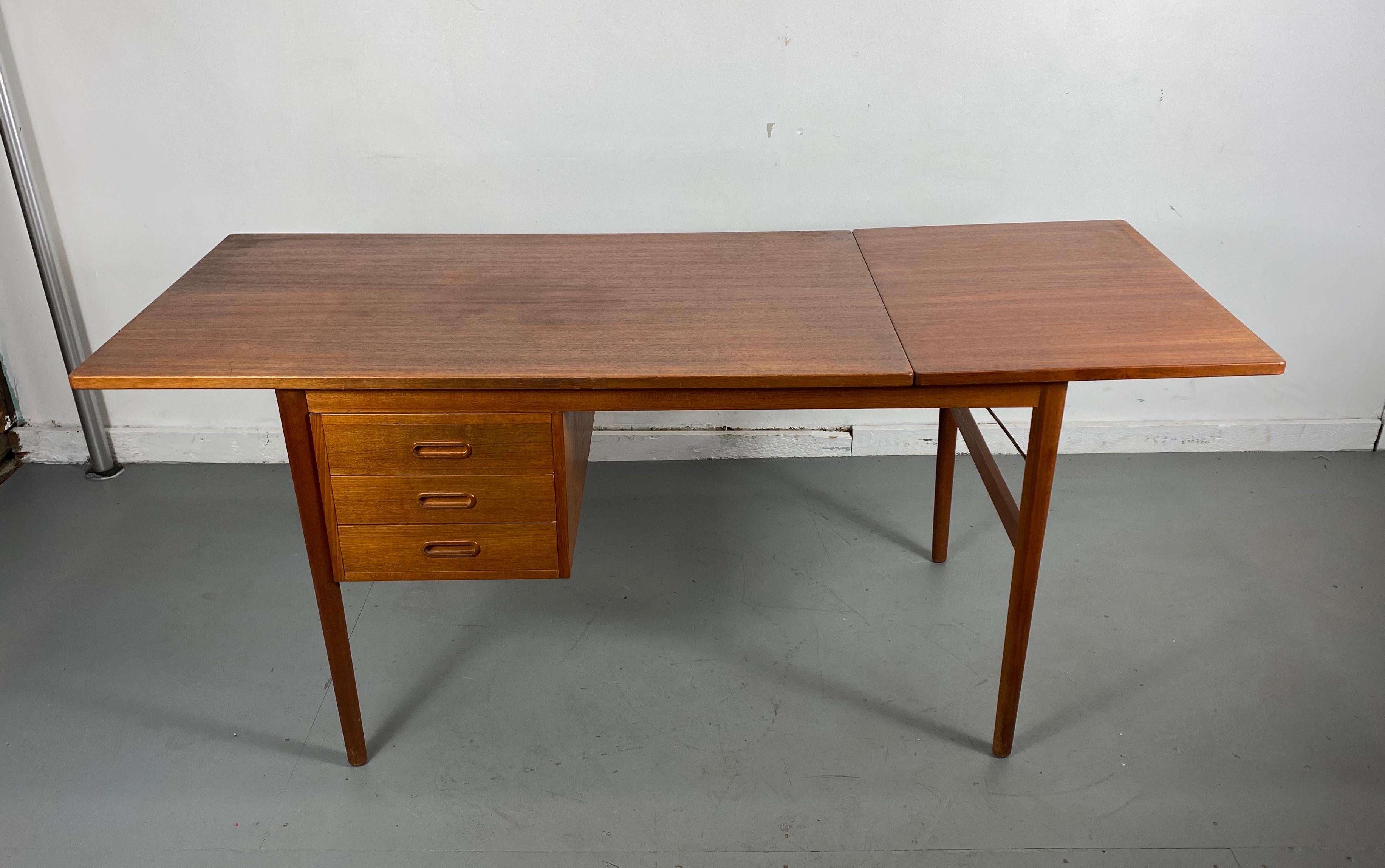 Klassischer Schreibtisch aus Teakholz mit Klappe, Dänemark, Arne Vodder zugeschrieben, großartiges Design. Die verschiebbare Platte ermöglicht eine Erweiterung des Schreibtisches auf eine Breite von 65