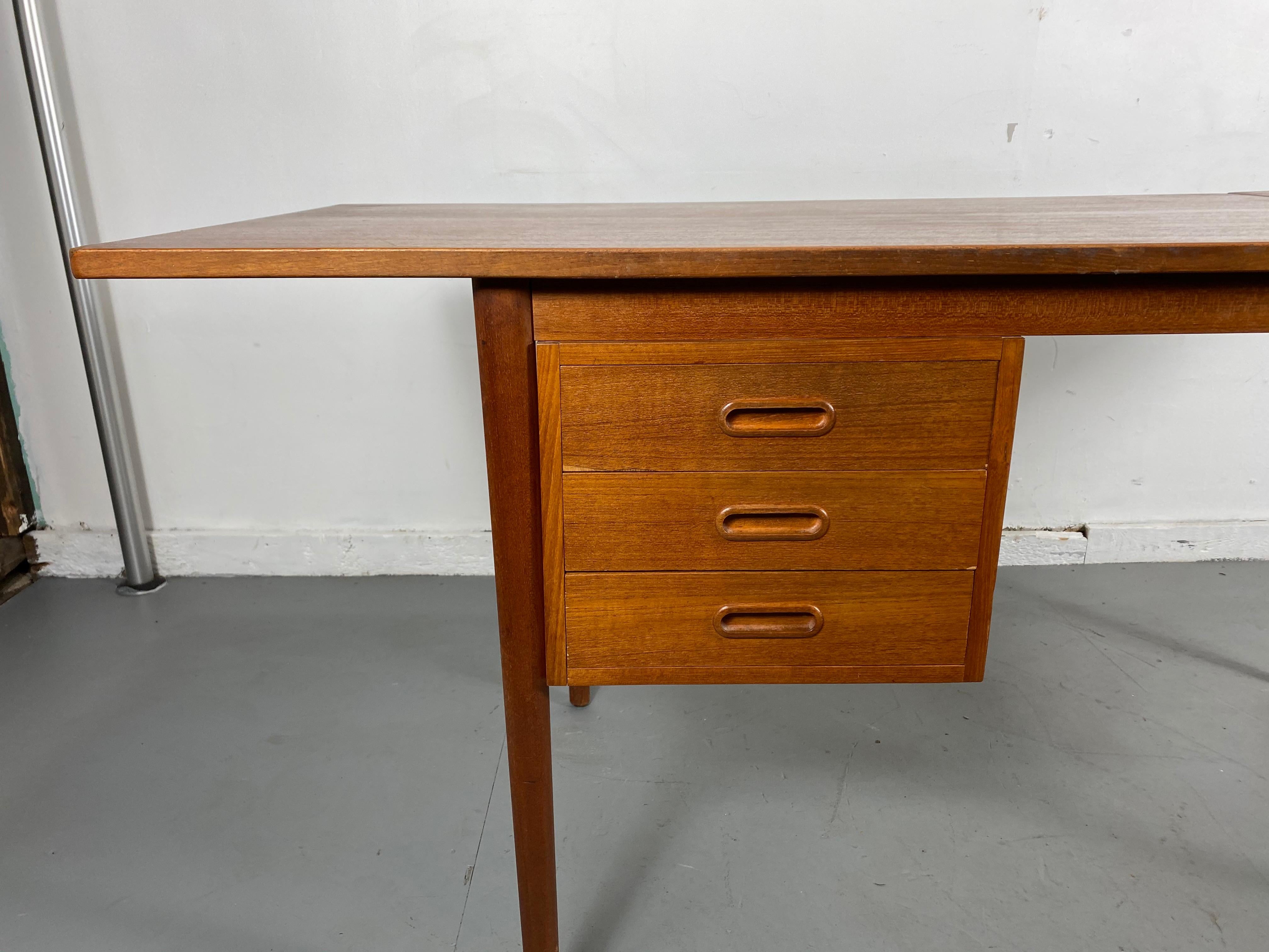 Scandinavian Modern Classic Teak Drop Leaf Desk, Denmark, Attributed to Arne Vodder For Sale
