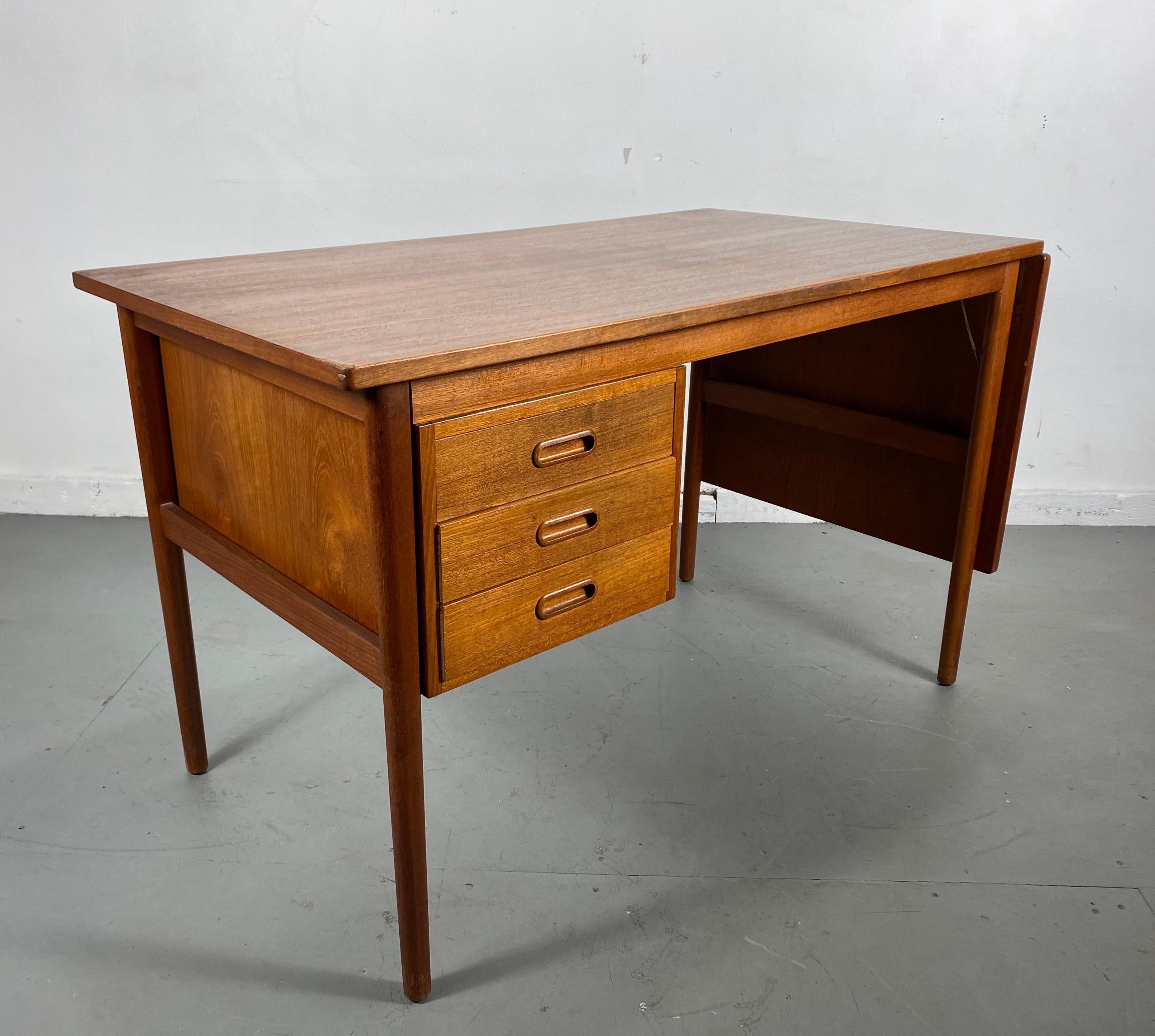 Classic Teak Drop Leaf Desk, Denmark, Attributed to Arne Vodder For Sale 2