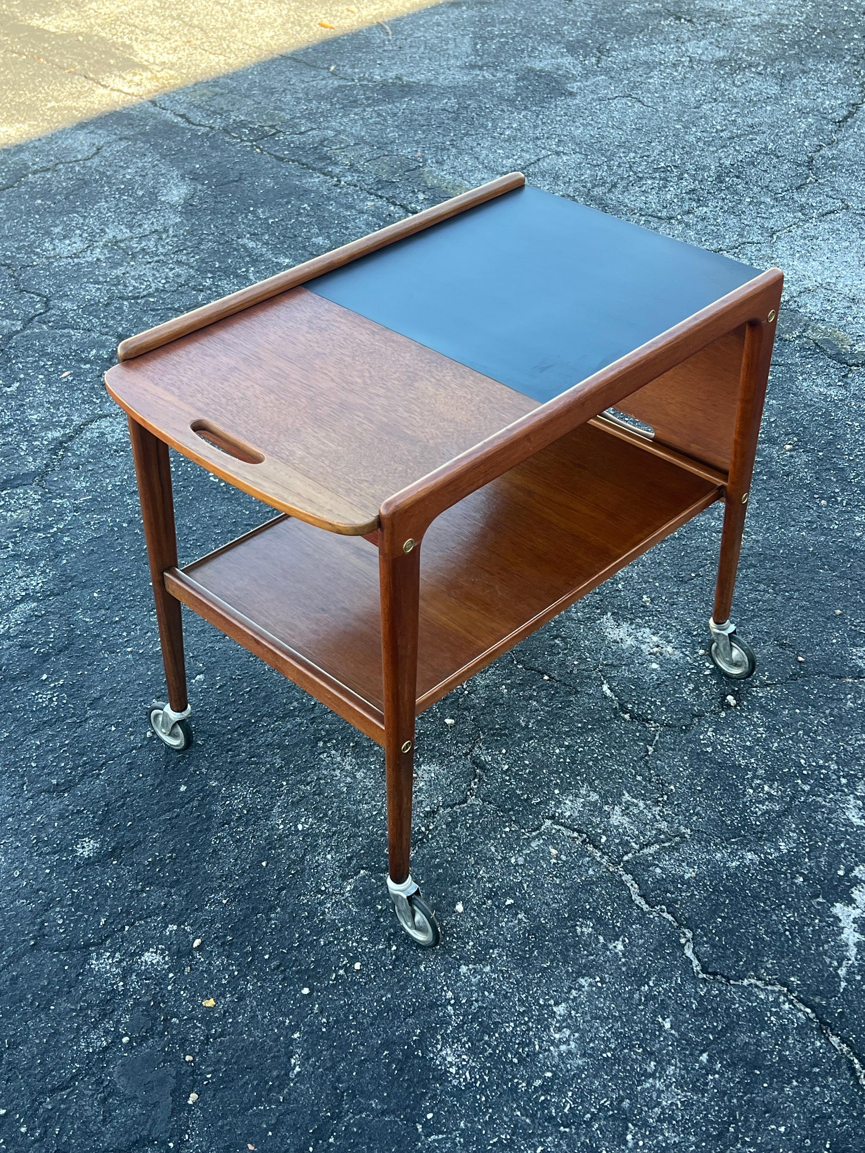 Eine ungewöhnliche  Skandinavischer moderner Barwagen / Getränkewagen aus der Mitte des Jahrhunderts, entworfen von Yngve Ekstrom in Schweden in den 1960er Jahren. Hergestellt aus Teakholz mit skulpturalen Griffen auf beiden Seiten. Die clevere