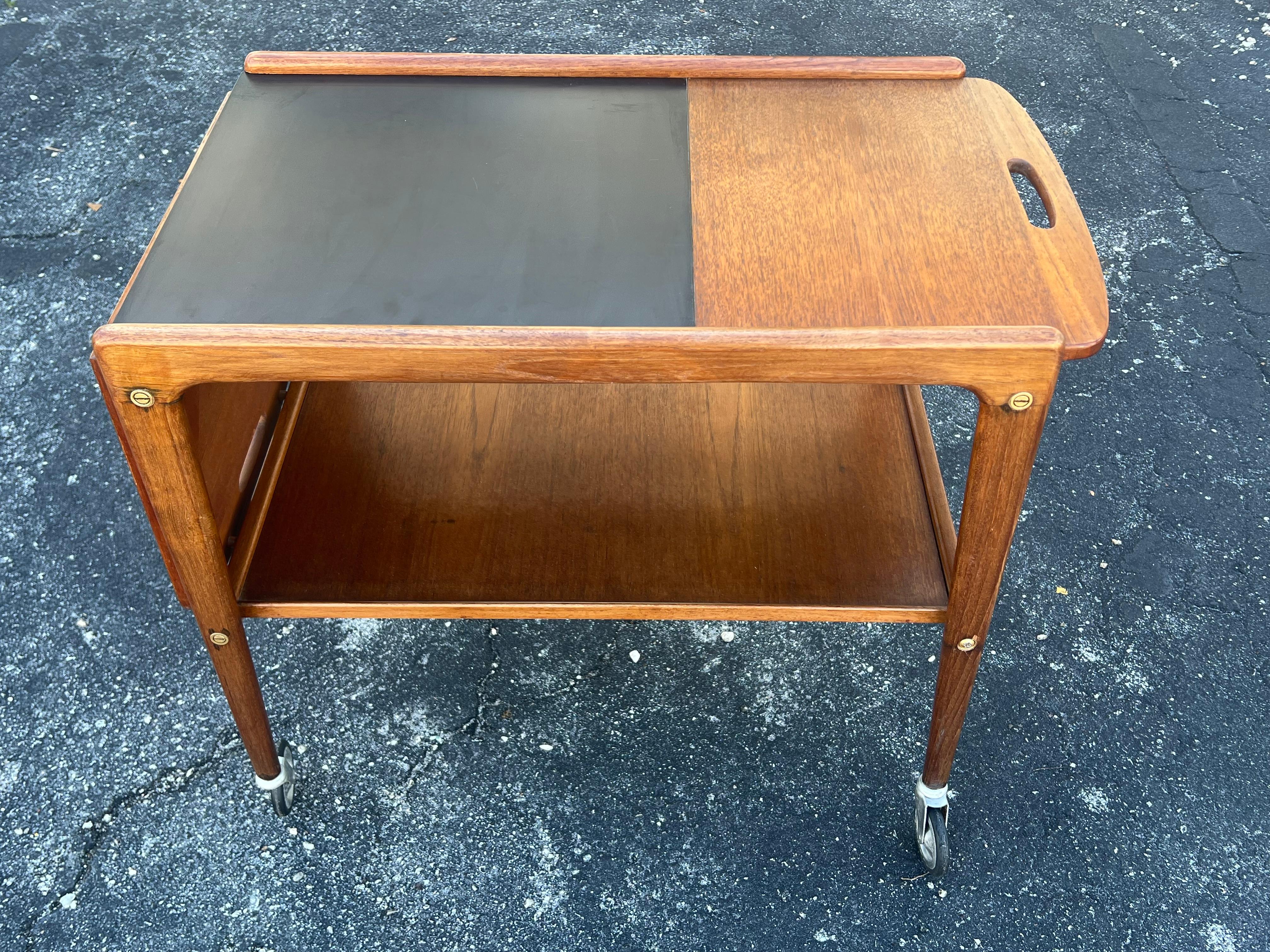 Classic Teak Mid Century Trolley / Barwagen von Yngve Ekstrom Schweden Ca' 1960s (Schwedisch) im Angebot
