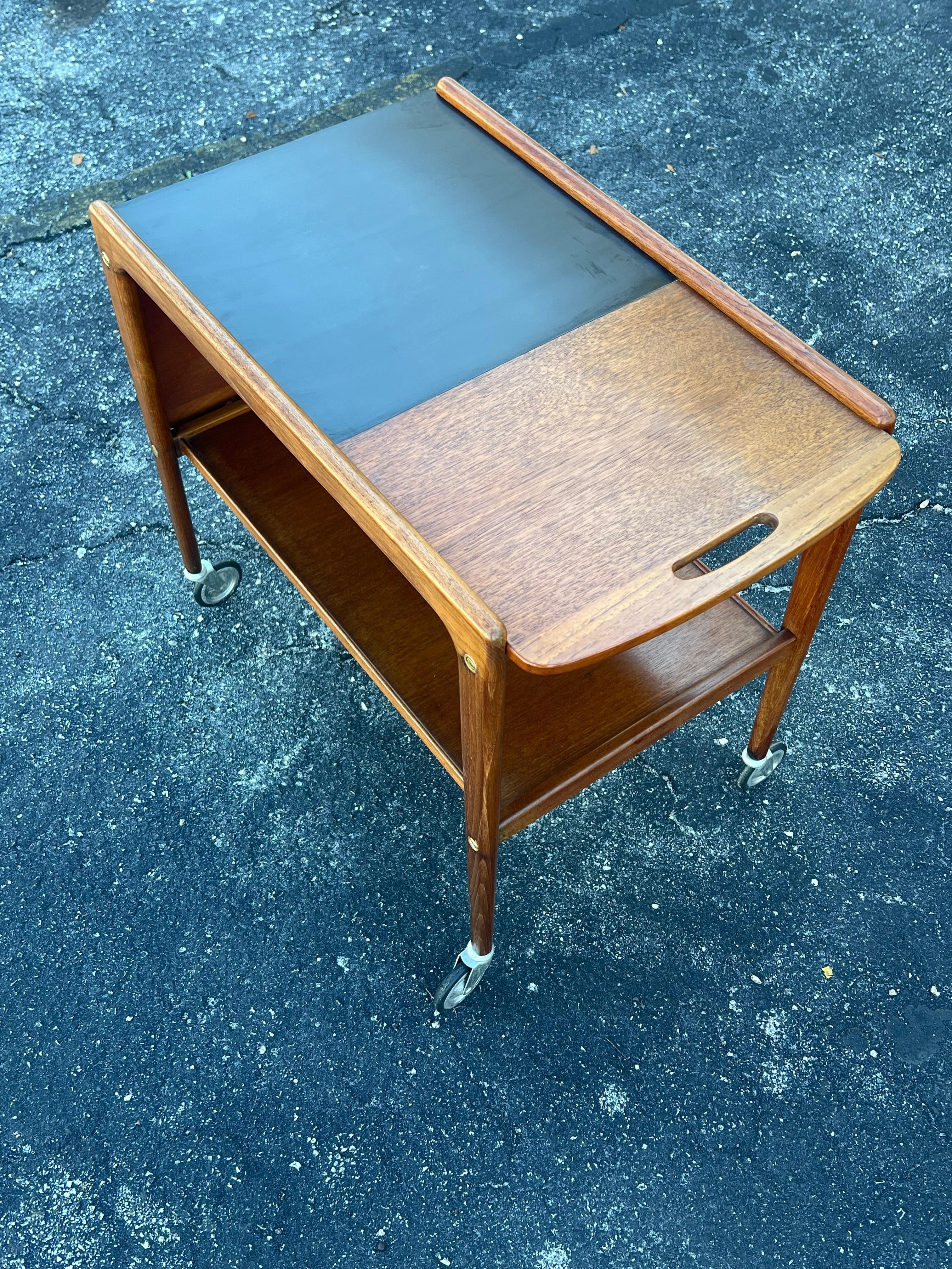 Classic Teak Mid Century Trolley / Barwagen von Yngve Ekstrom Schweden Ca' 1960s im Zustand „Gut“ im Angebot in St.Petersburg, FL