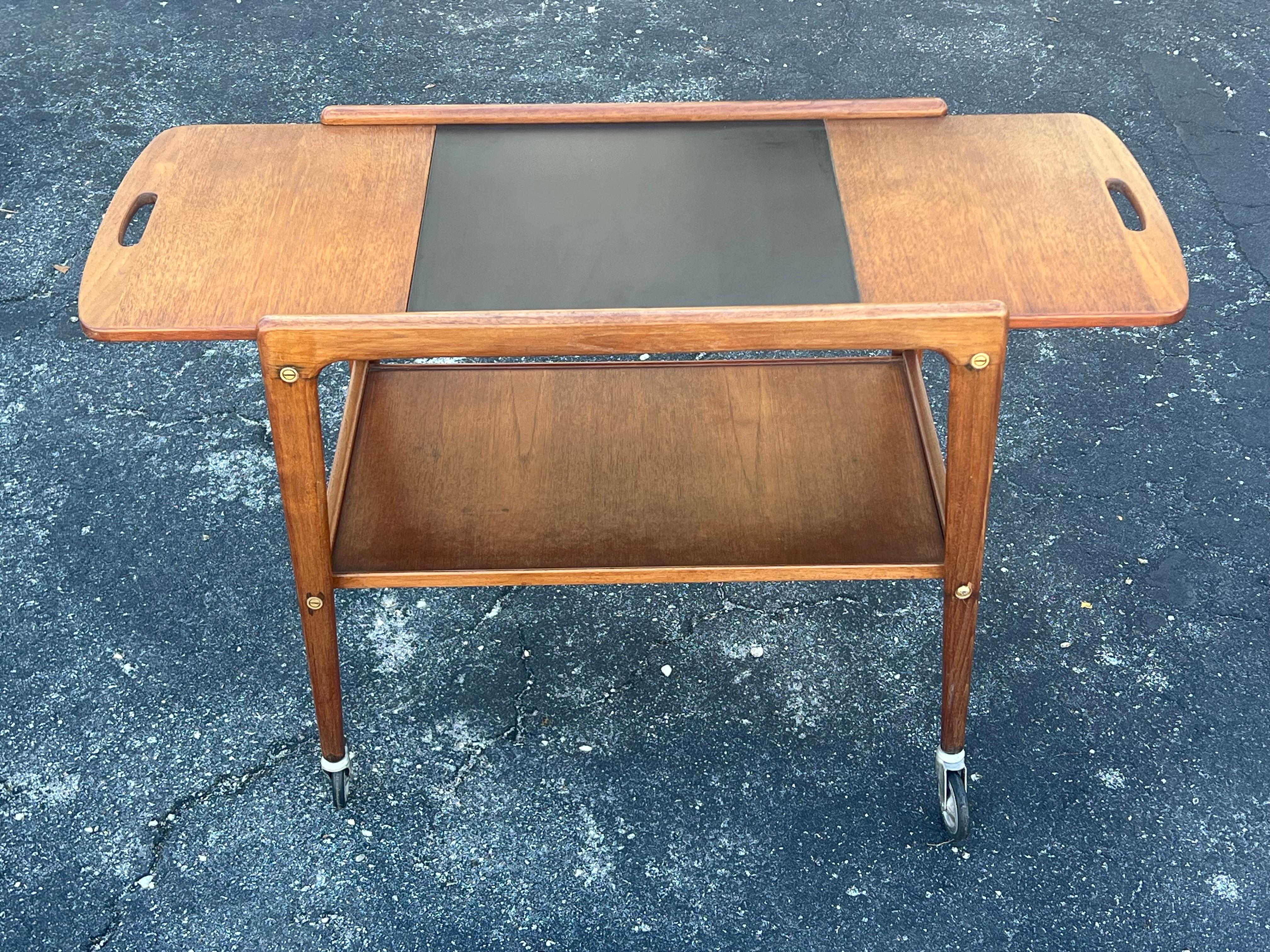 Classic Teak Mid Century Trolley / Barwagen von Yngve Ekstrom Schweden Ca' 1960s (Teakholz) im Angebot