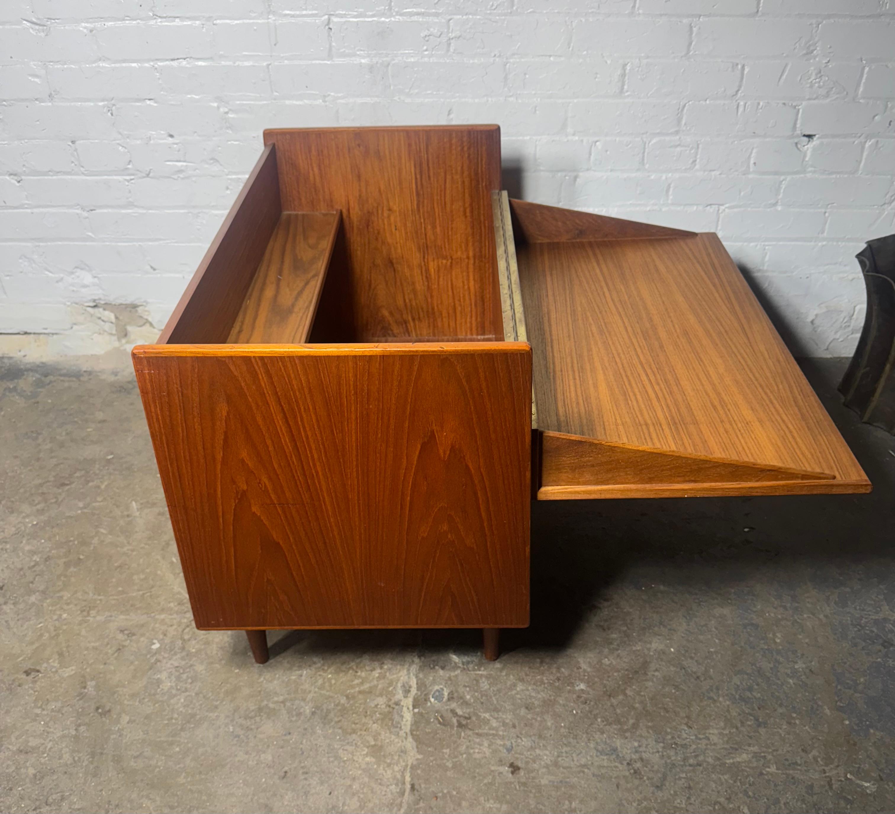 Classic Teak & Oak Kofod Larsen Danish Teak Box Bar / Denmark In Good Condition For Sale In Buffalo, NY