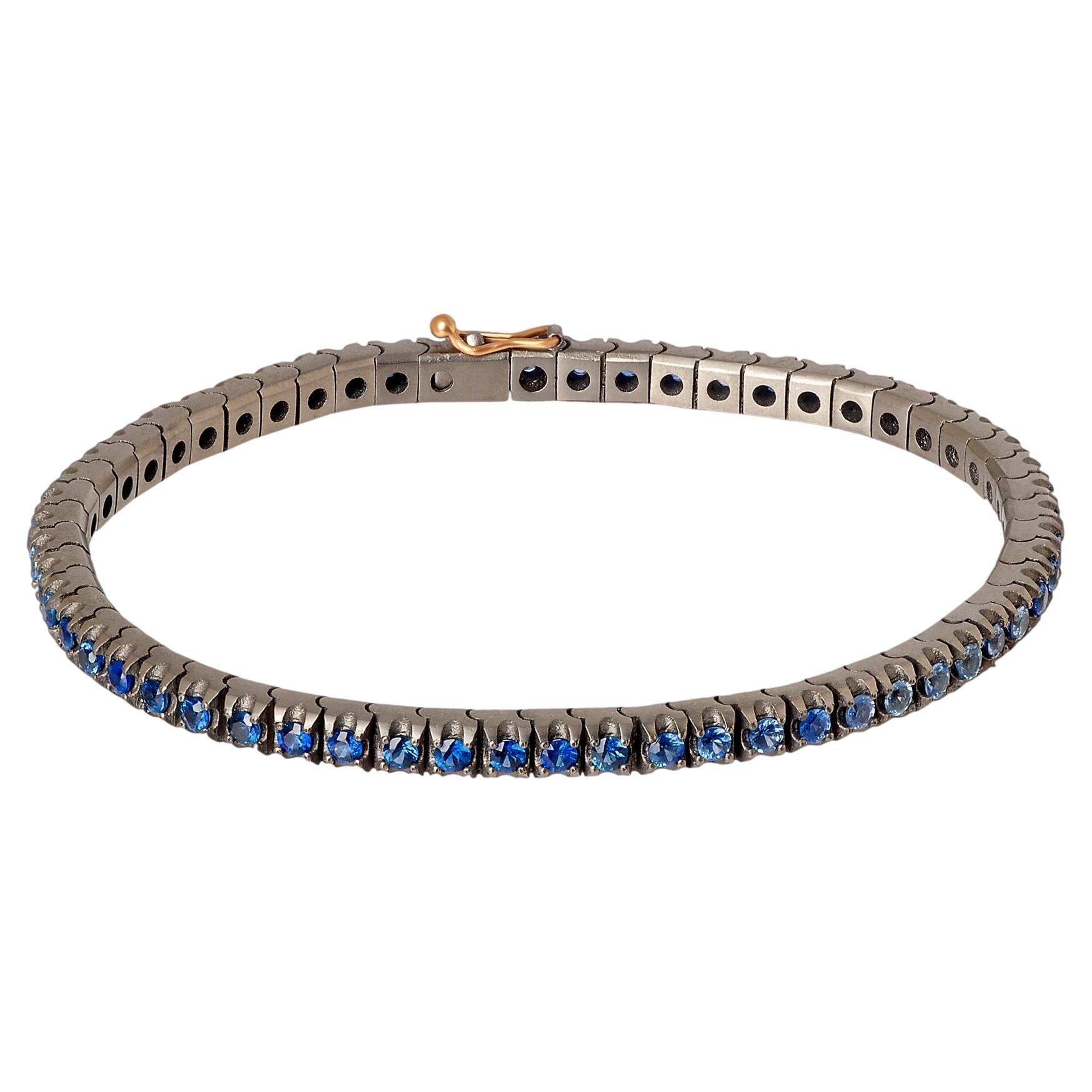 Classic Tennis Bracelet in Titanium, 18kt Red Gold and Blue Shaded Sapphires For Sale