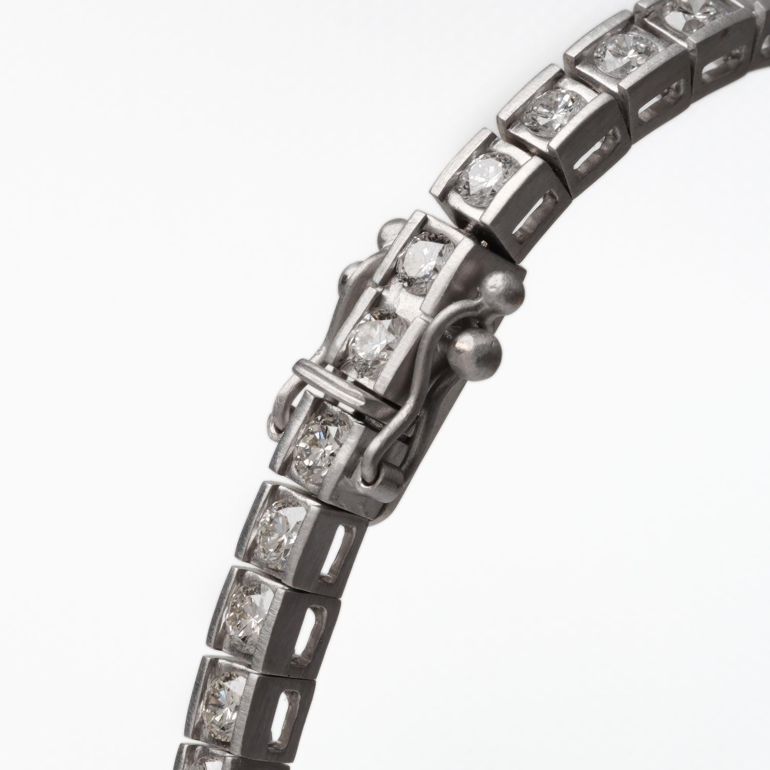 Classic Tennis Bracelet with Diamonds in Solid White Gold VVS Ideal Cut DE Color For Sale 2