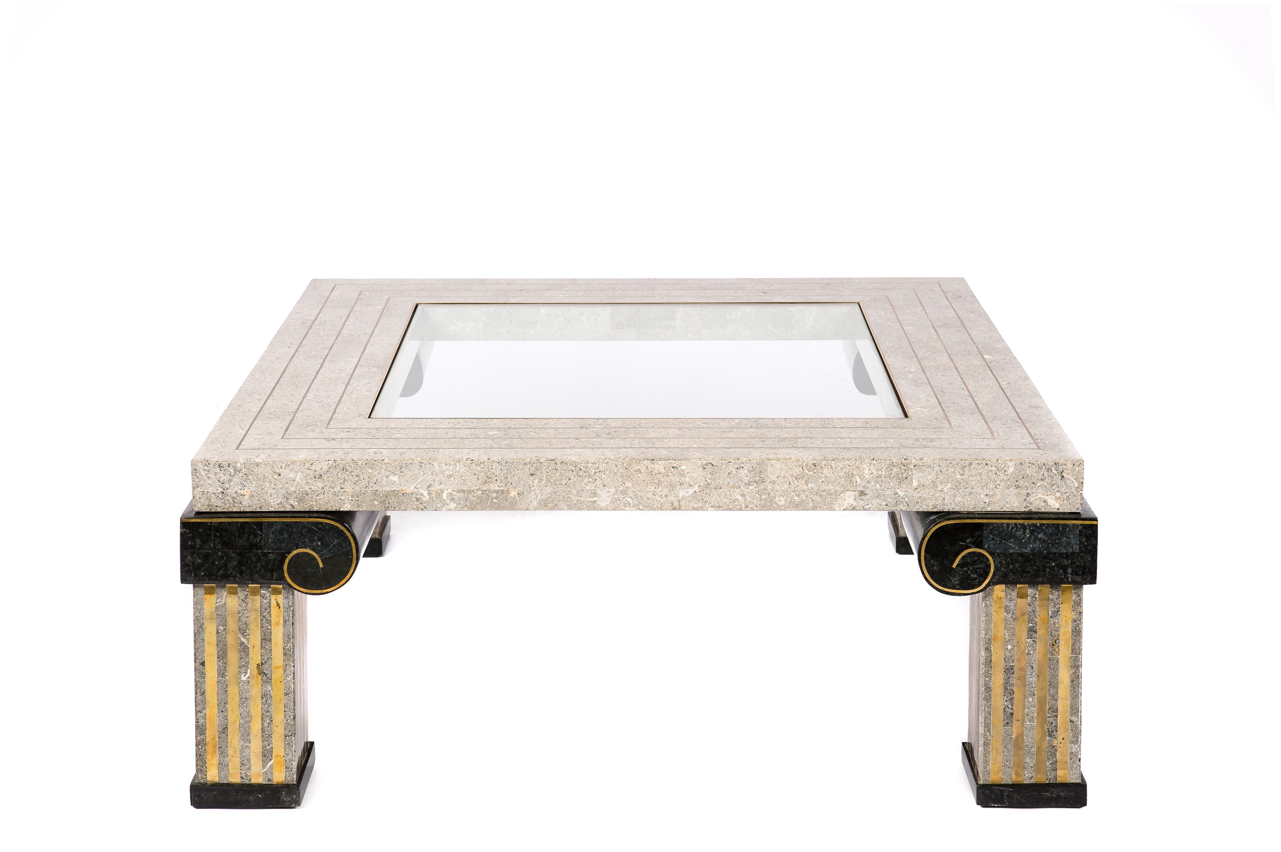 Néoclassique Table basse classique en pierre fossile tesselée et laiton incrusté de Maitland Smith en vente