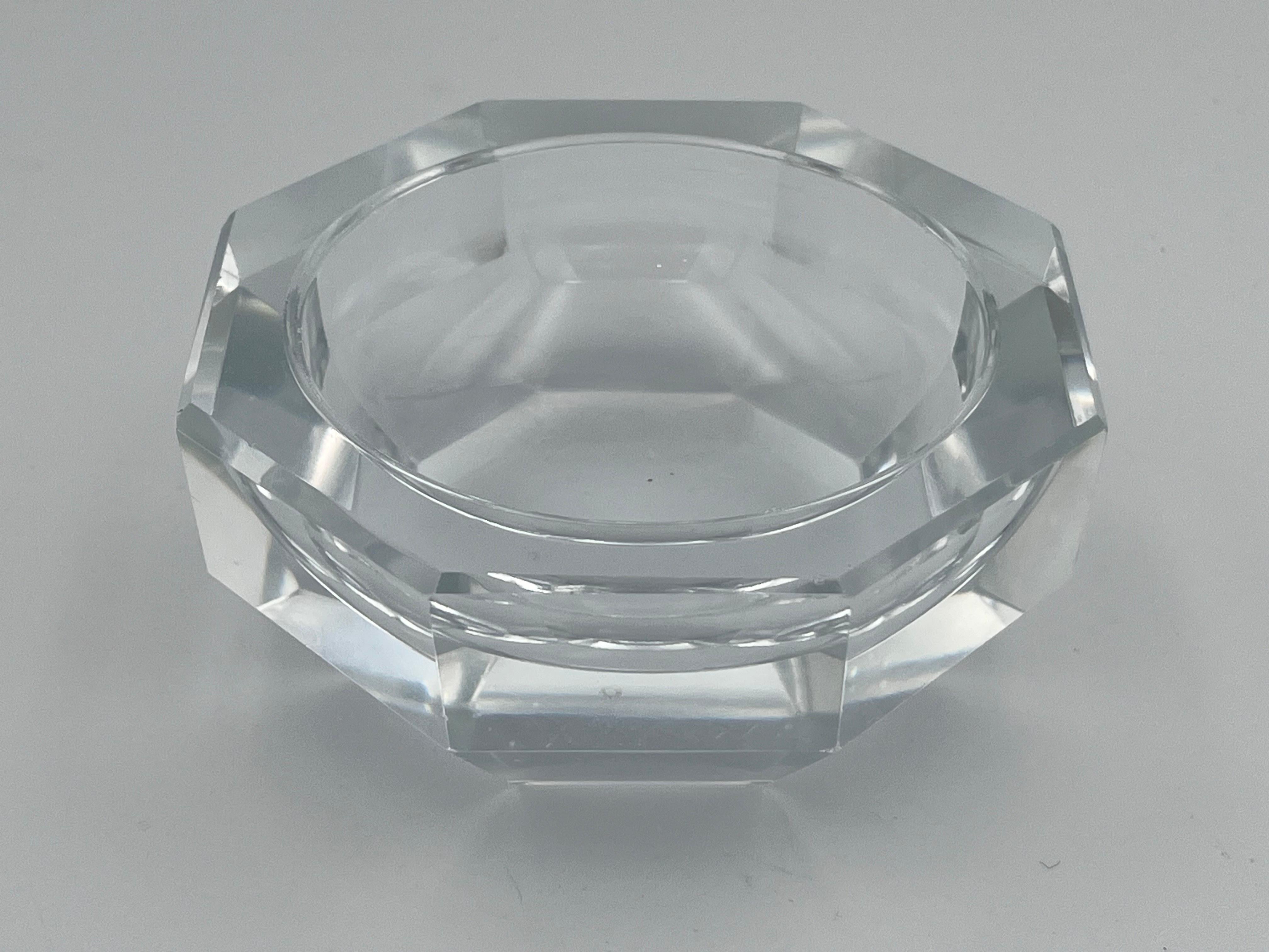 Cet élégant vide poche en cristal taillé et facetté du 20e siècle est un objet décoratif intemporel qui allie beauté et utilité. Conçue dans une forme octogonale avec 26 facettes étincelantes, la pièce brille comme un joyau, ses arêtes géométriques