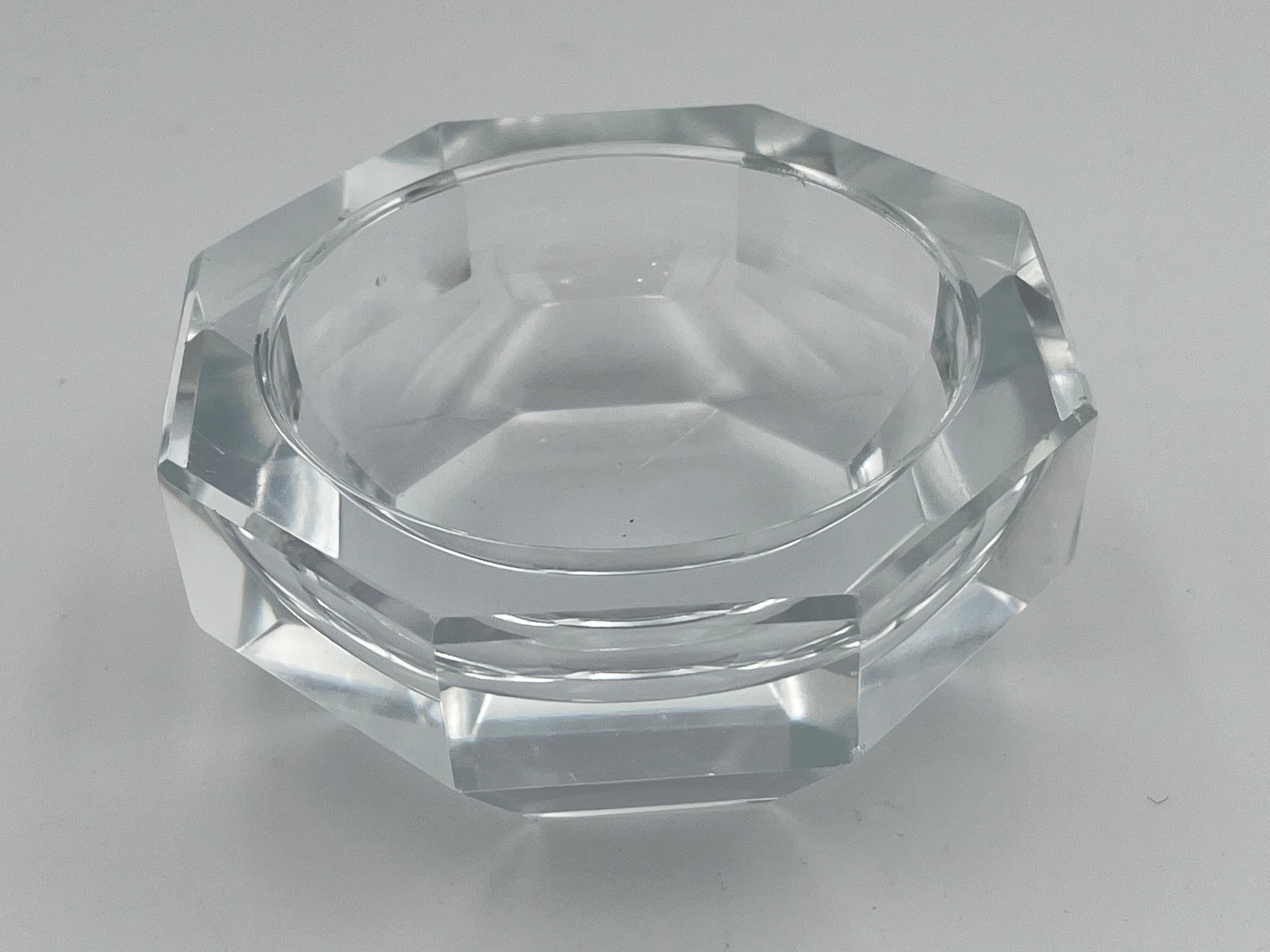 20ième siècle Demi Vide Poche Classique épais du 20ème siècle en verre taillé et cristal à facettes en vente
