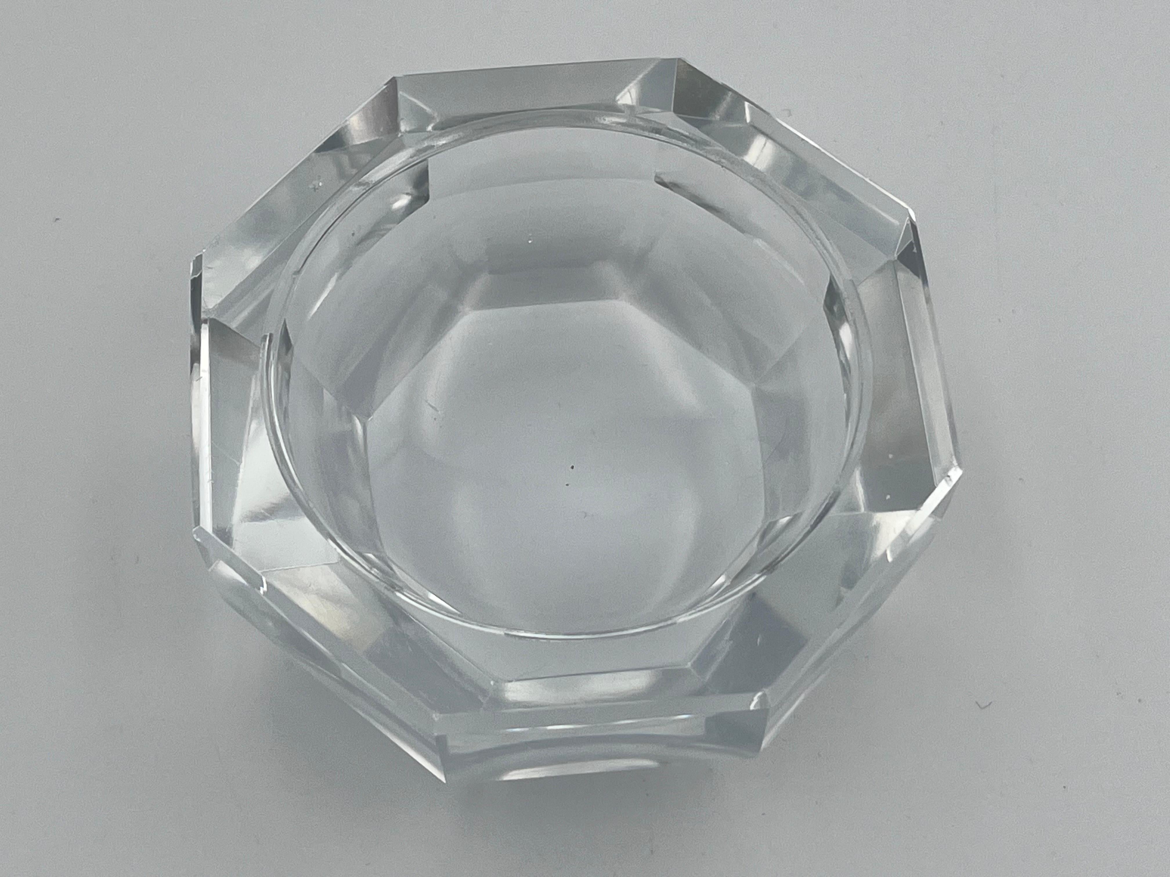 Verre taillé Demi Vide Poche Classique épais du 20ème siècle en verre taillé et cristal à facettes en vente