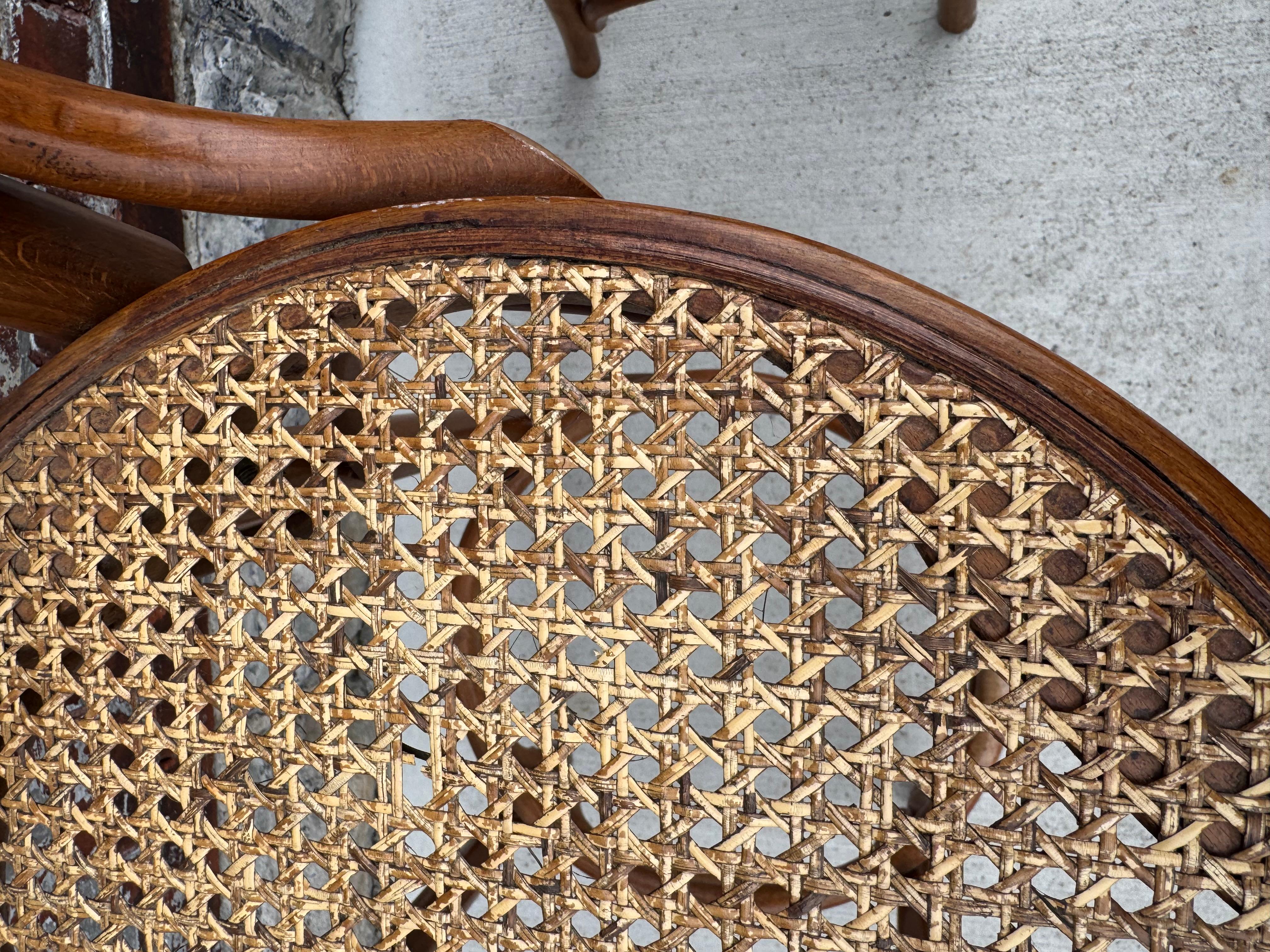 Klassische Thonet Stil Bugholz und Cane Bar / Counter Hocker im Angebot 3