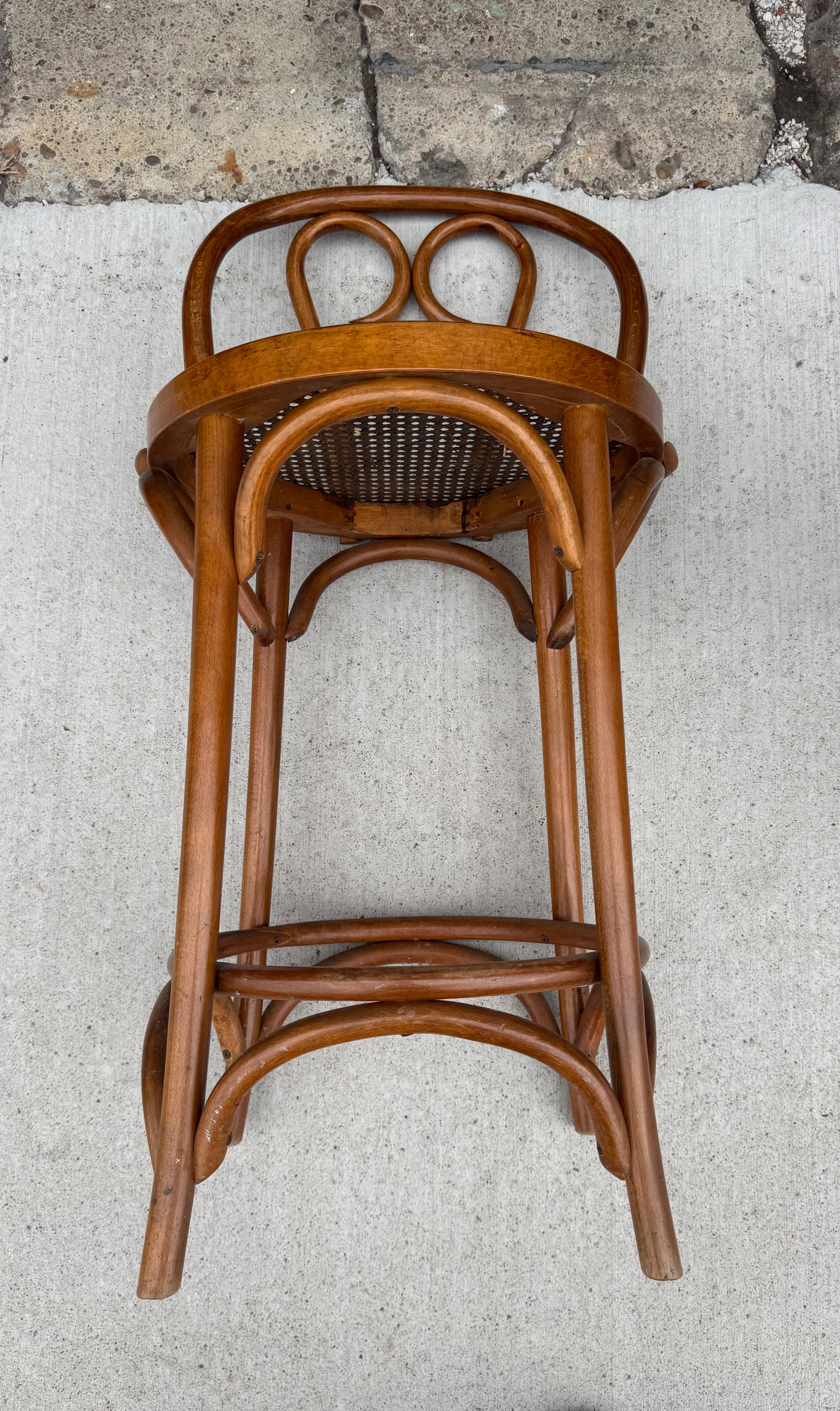 Klassische Thonet Stil Bugholz und Cane Bar / Counter Hocker (Art nouveau) im Angebot