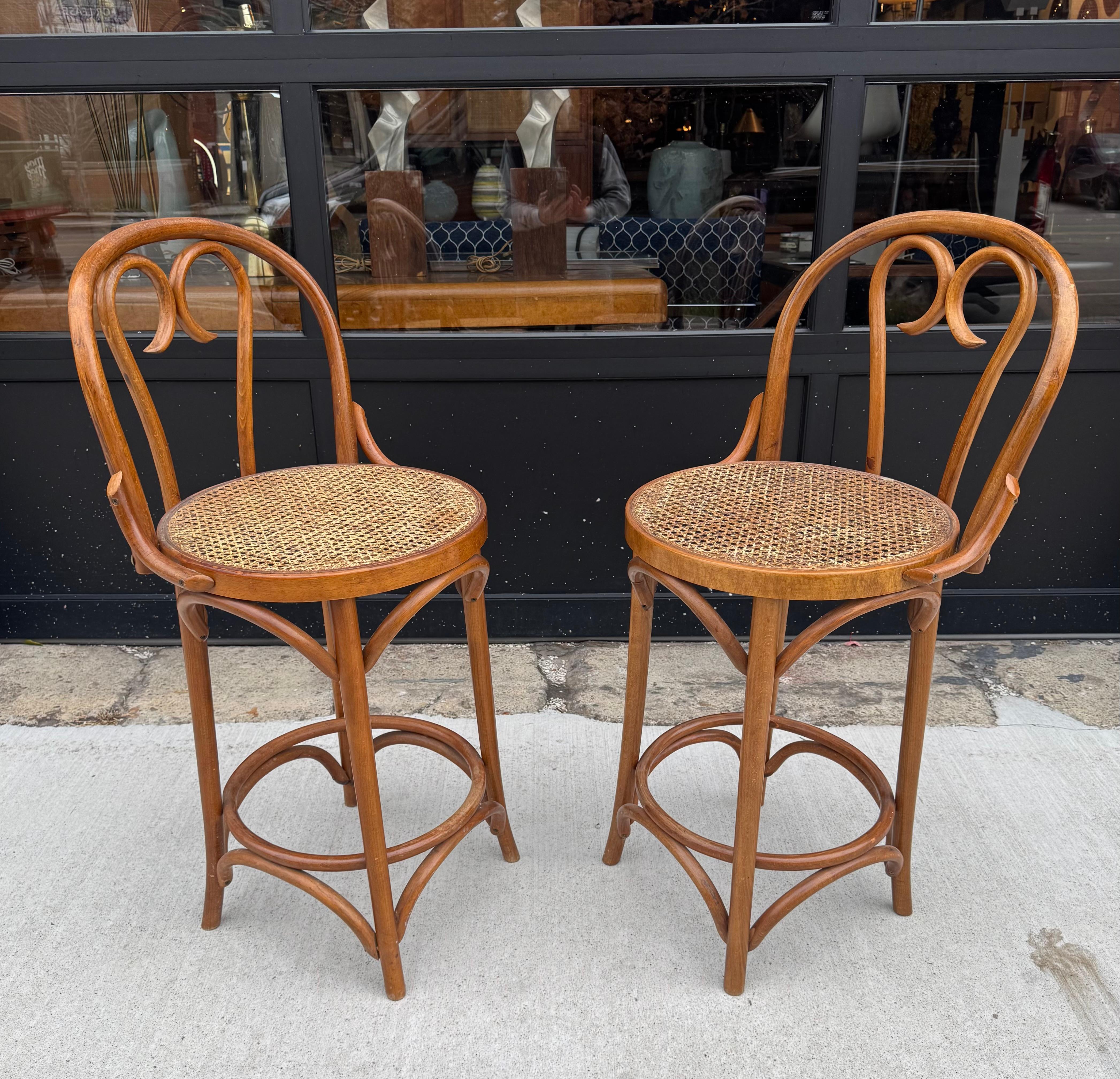 Klassische Thonet Stil Bugholz und Cane Bar / Counter Hocker (Rumänisch) im Angebot