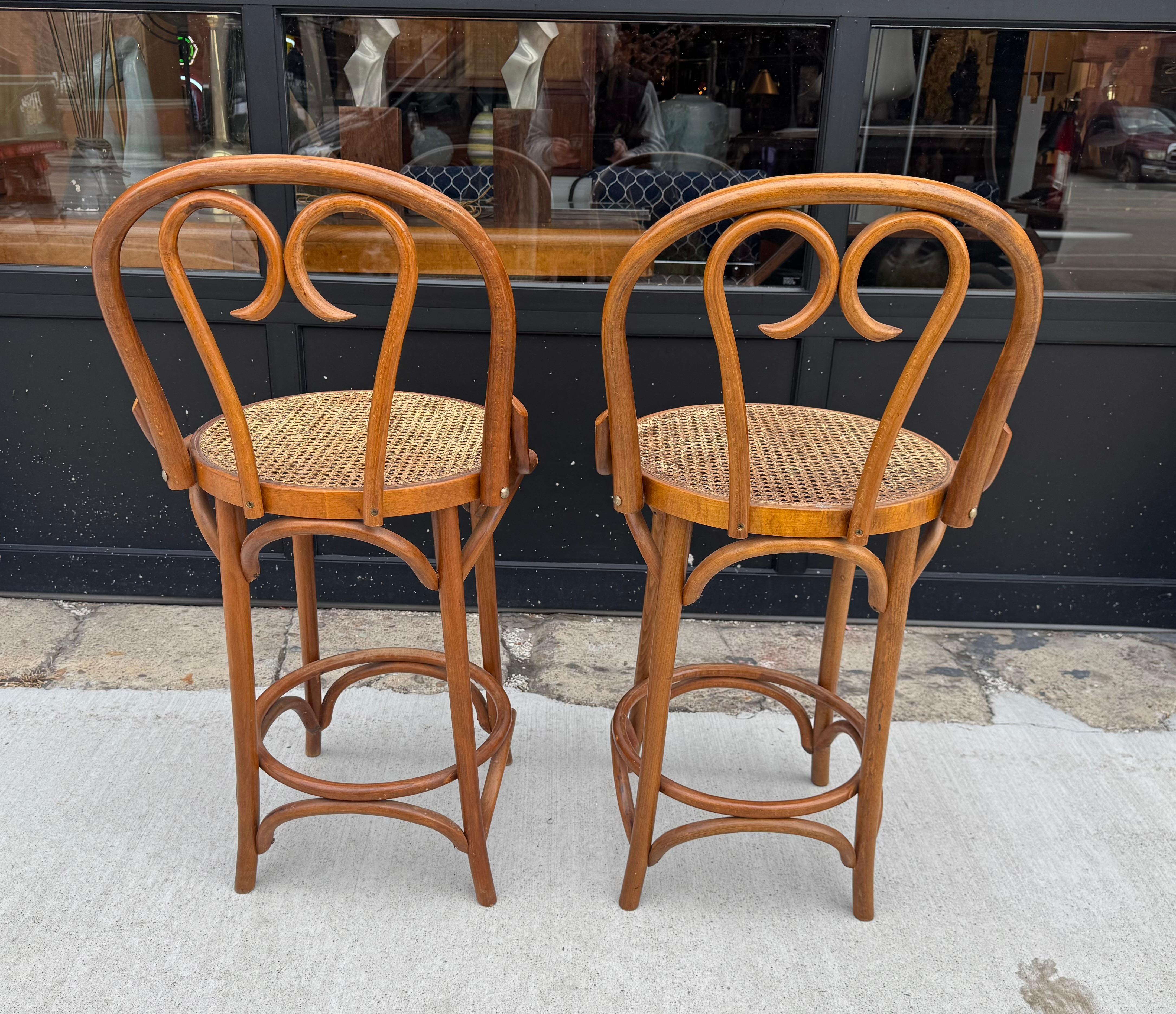 Klassische Thonet Stil Bugholz und Cane Bar / Counter Hocker im Zustand „Gut“ im Angebot in Buffalo, NY